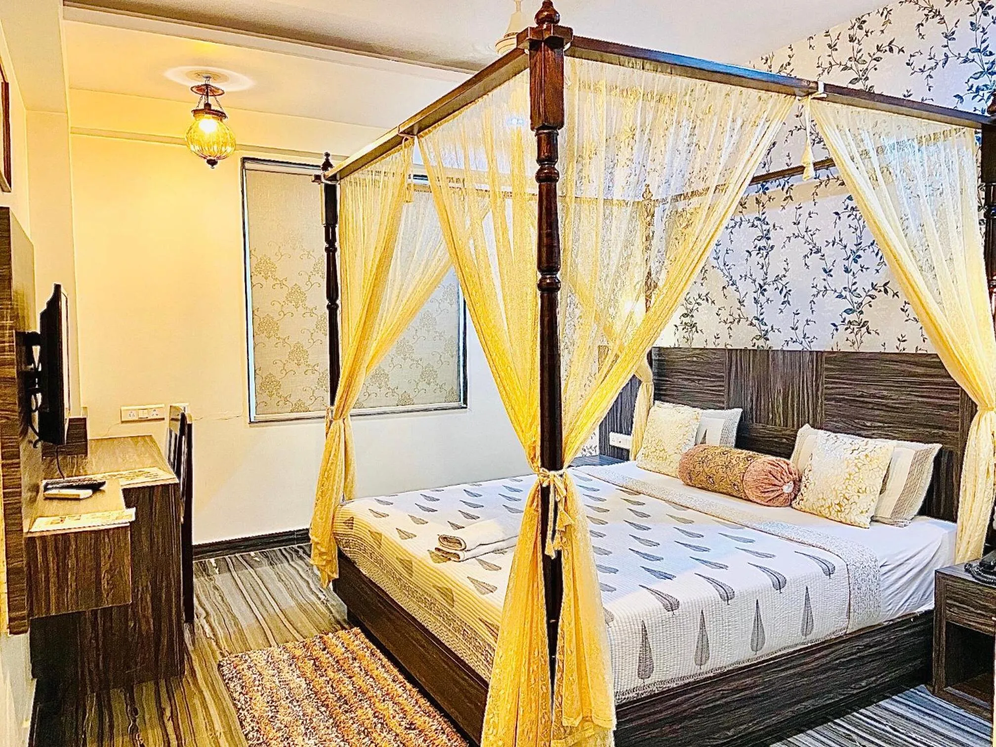 Bedroom, Bed in Trimrooms Mount Blue