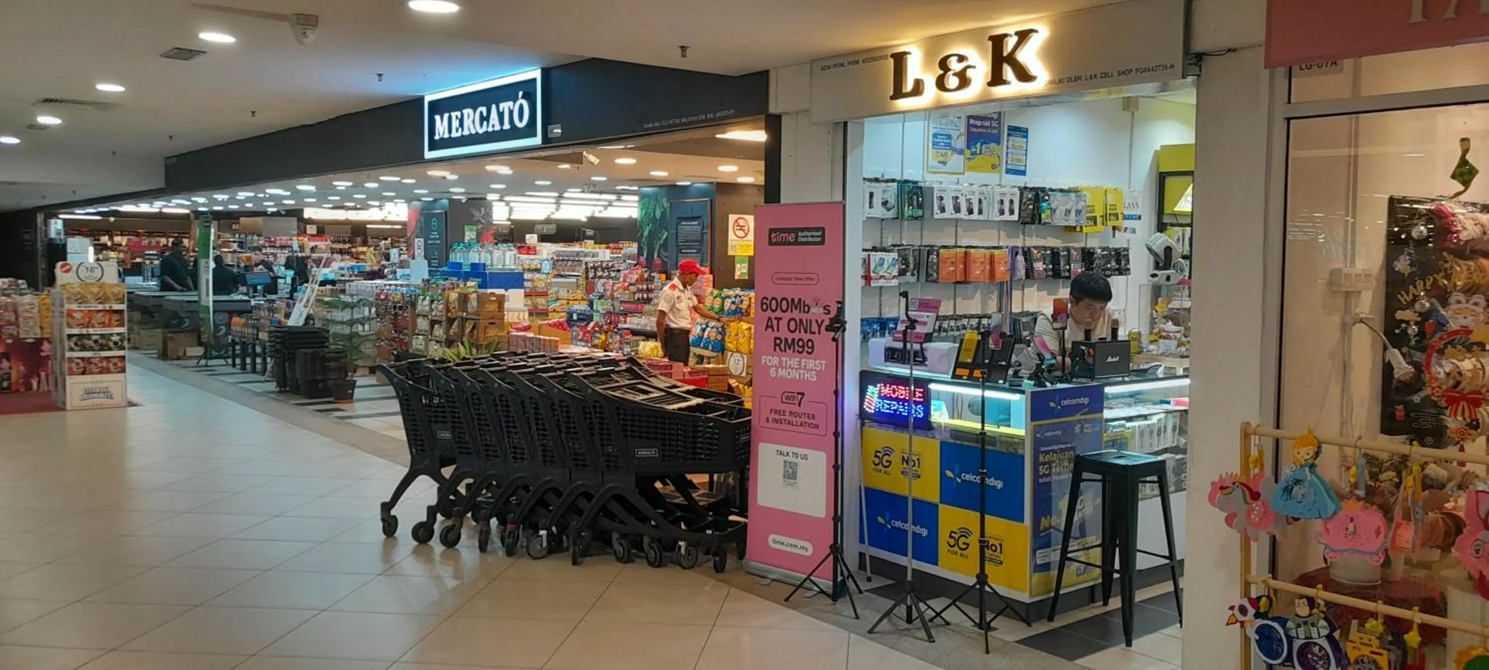 On-site shops in Luxfort 118 Service Suites