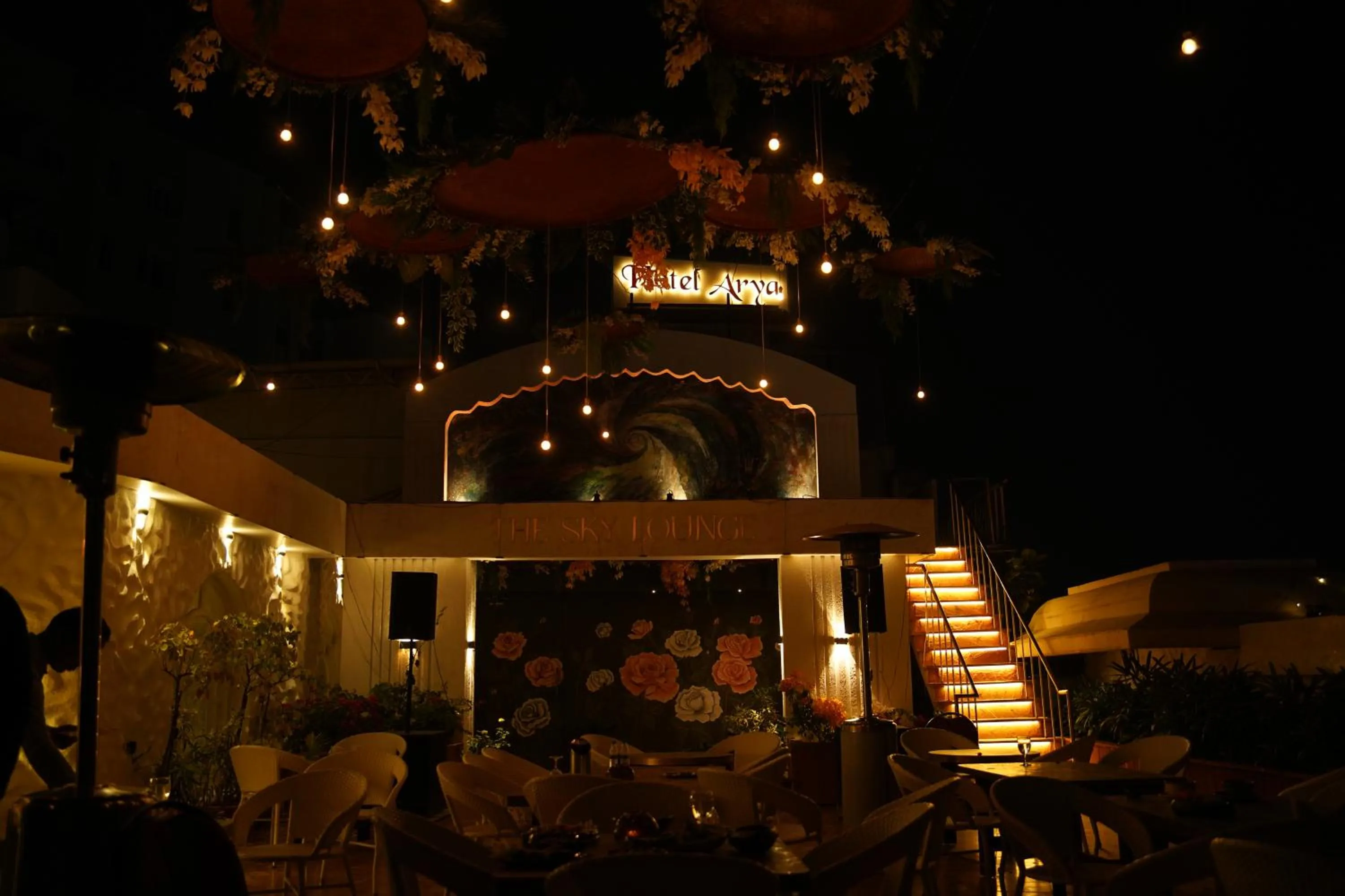 Restaurant/places to eat in HOTEL ARYA