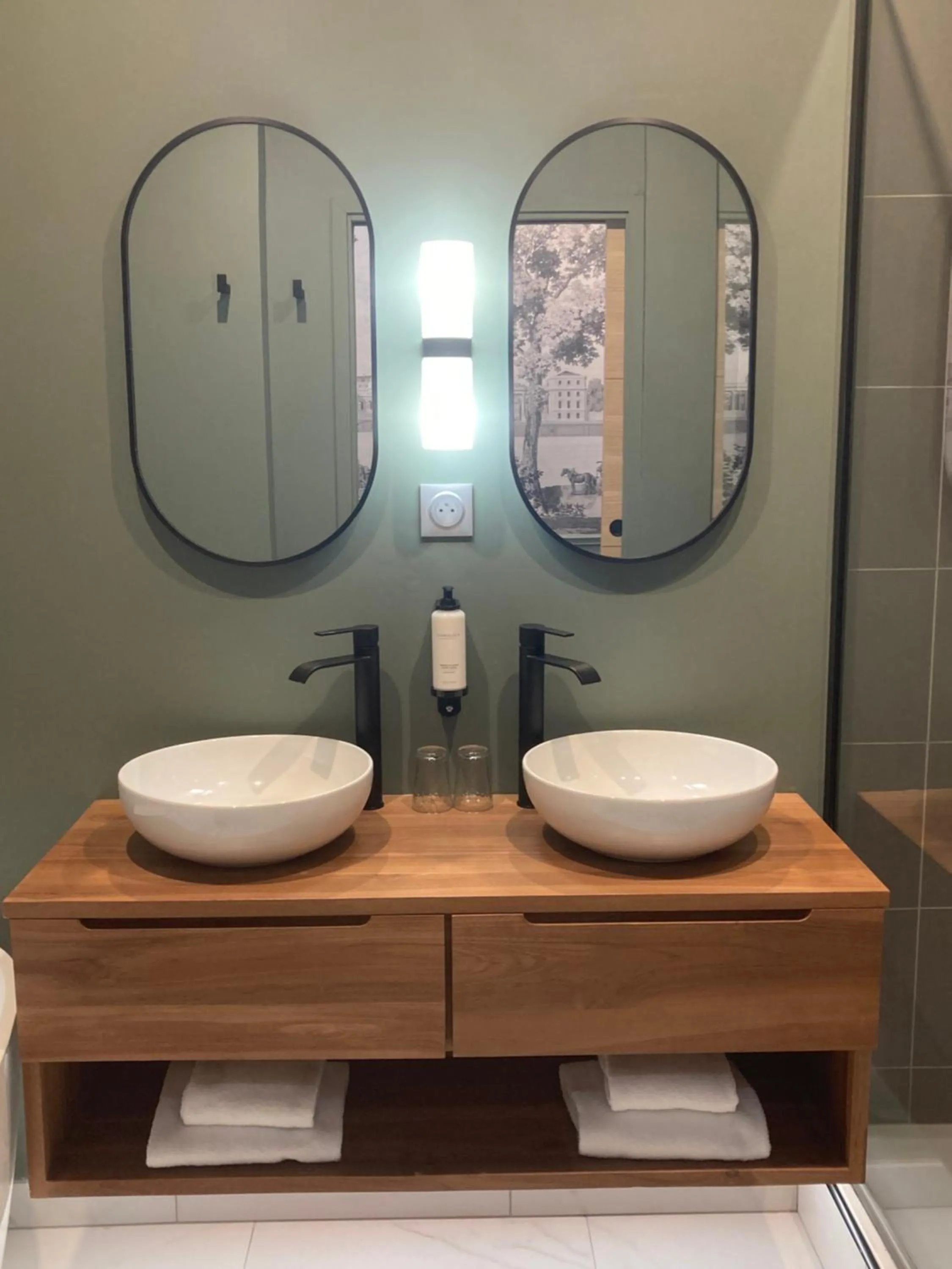 Bathroom in Hotel De La Paix