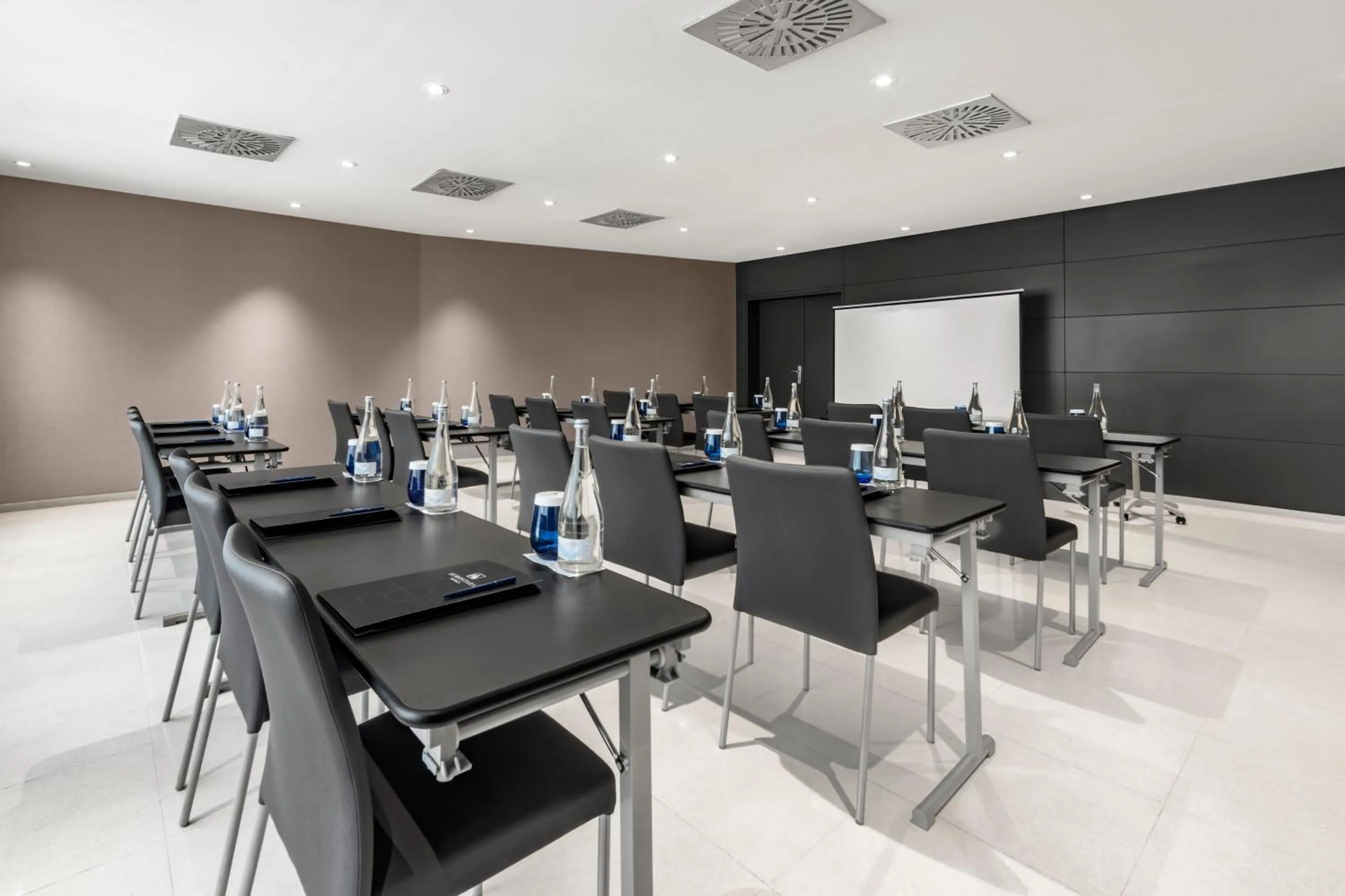 Meeting/conference room in Eurostars Lisboa Parque