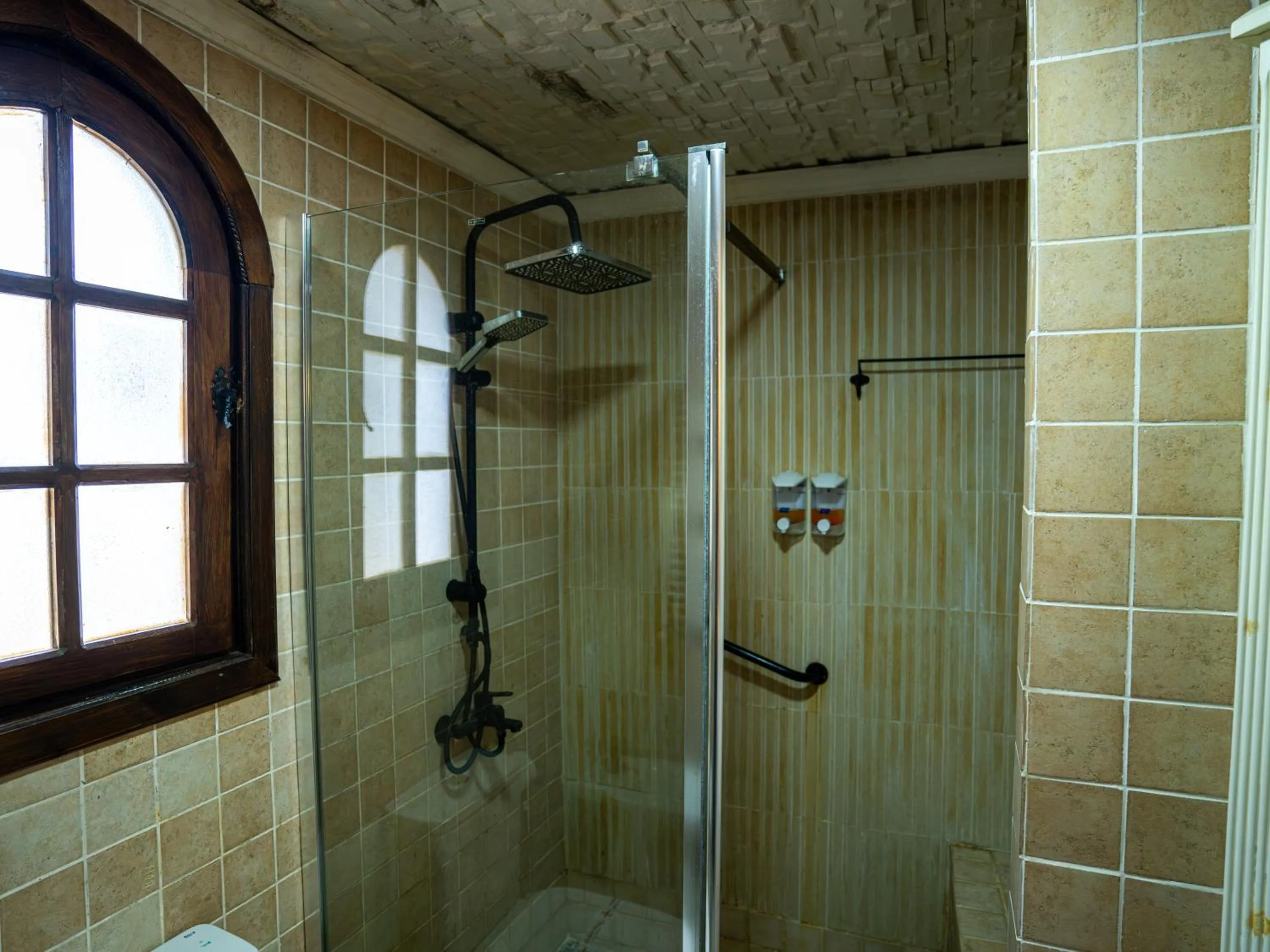 Shower in Resort Hotel El Cortijo & Spa