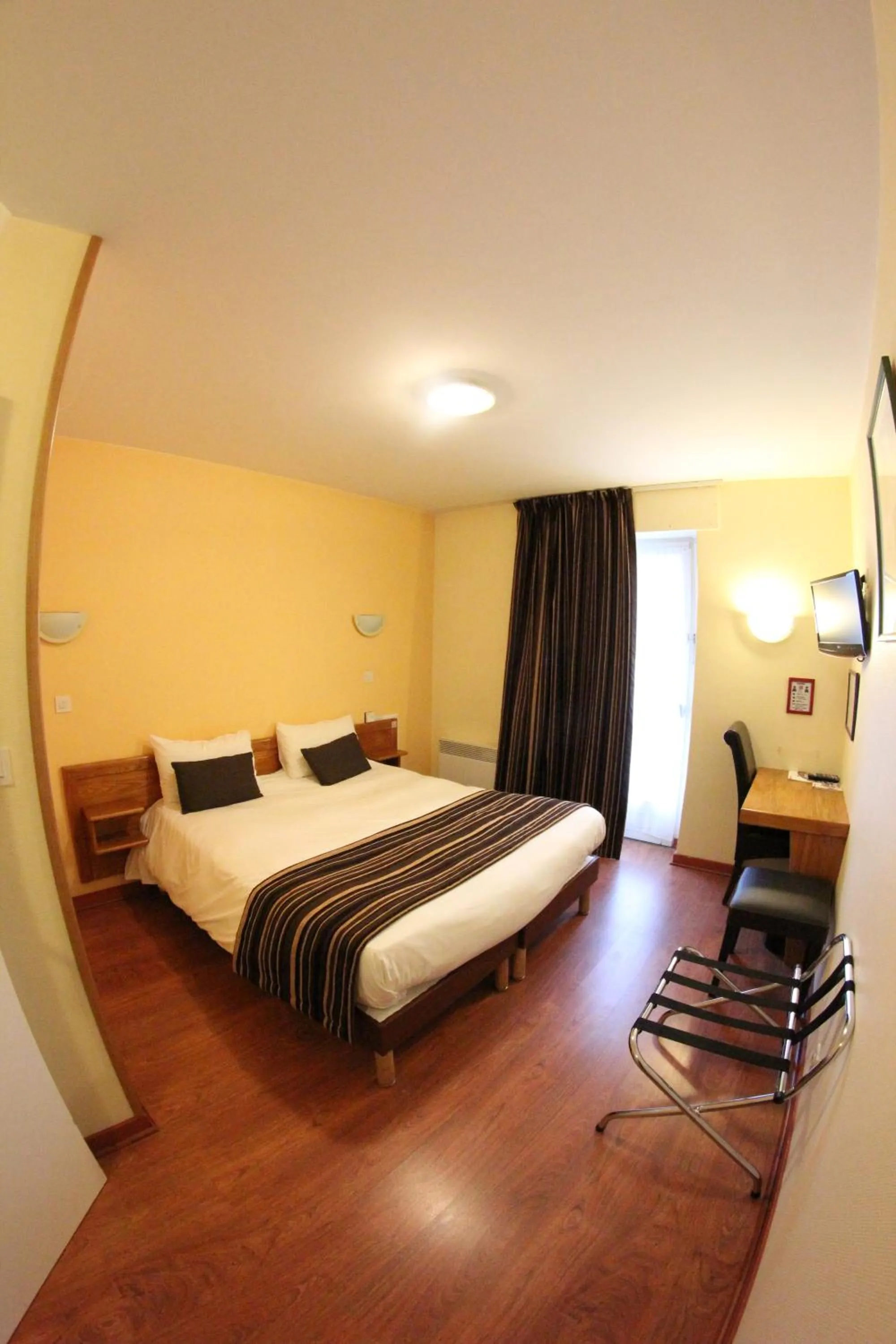 Photo of the whole room, Bed in Auberge De Bourgogne