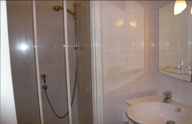 Shower in Auberge De Bourgogne