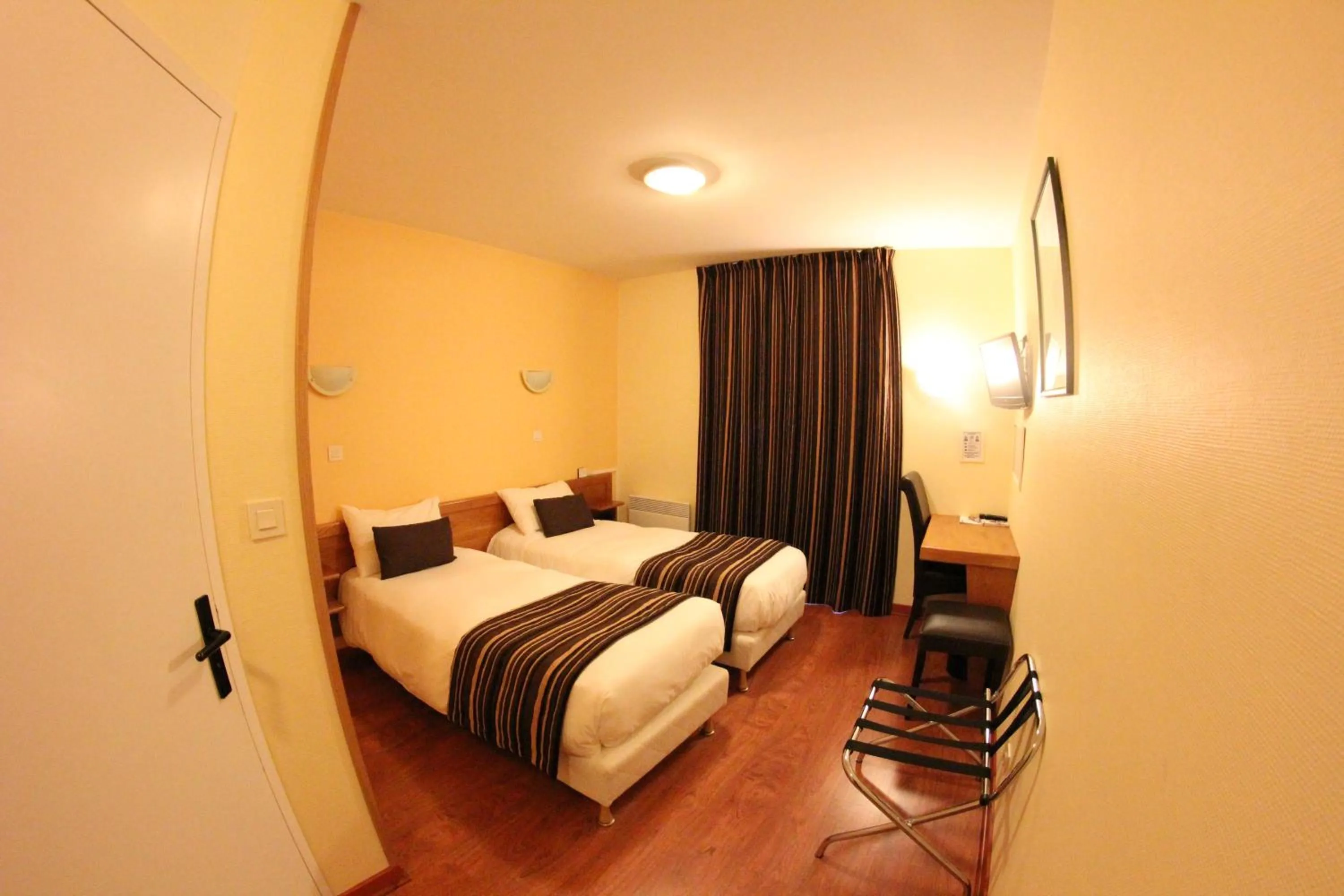 Photo of the whole room, Bed in Auberge De Bourgogne