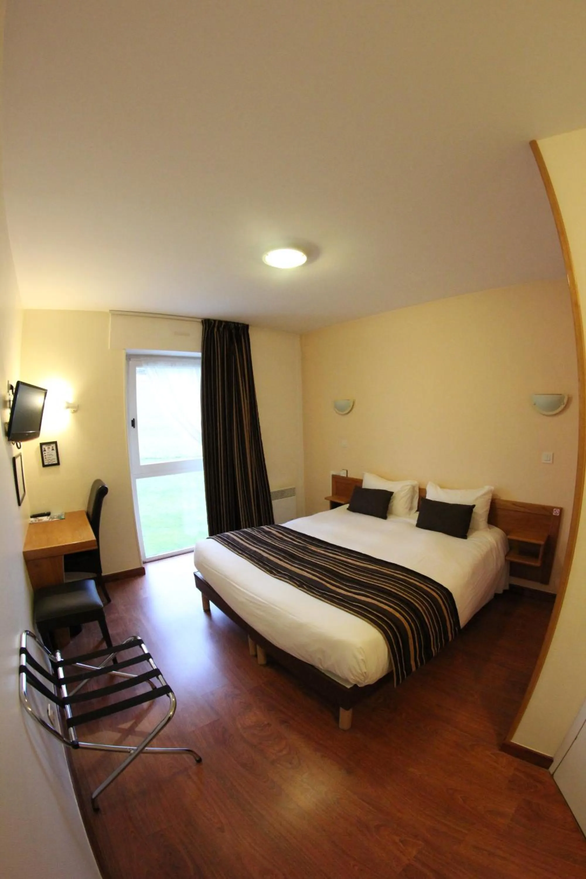 Photo of the whole room, Bed in Auberge De Bourgogne