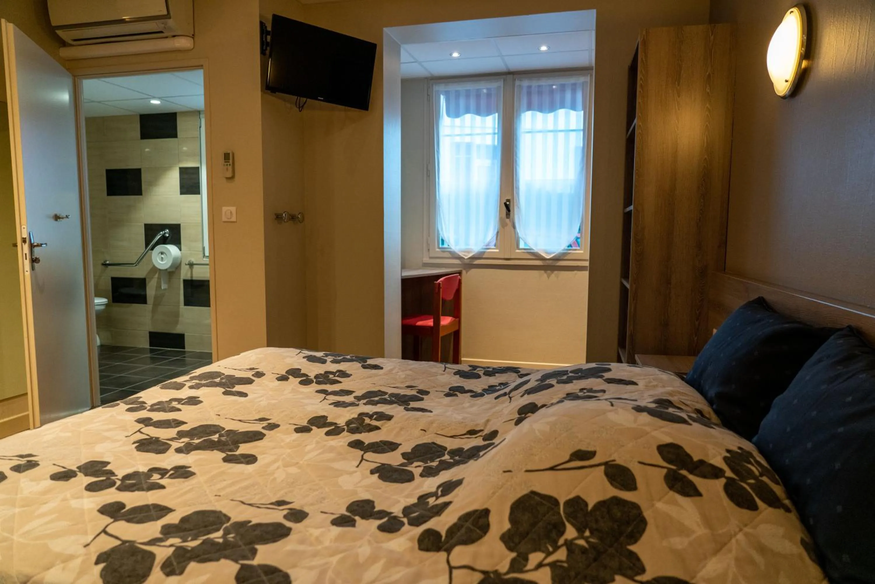 Bed in Au Primerose Hôtel