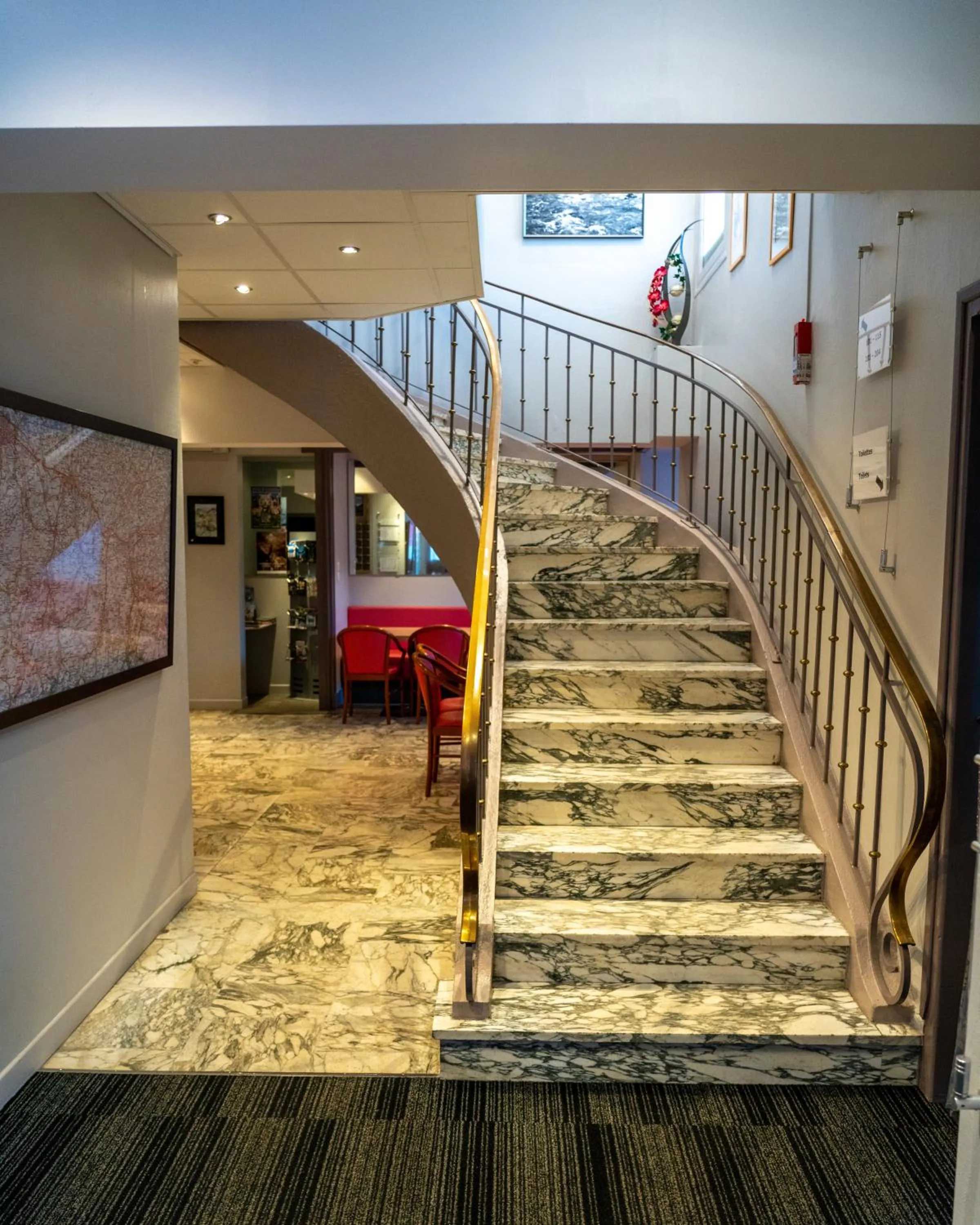 Lobby or reception in Au Primerose Hôtel