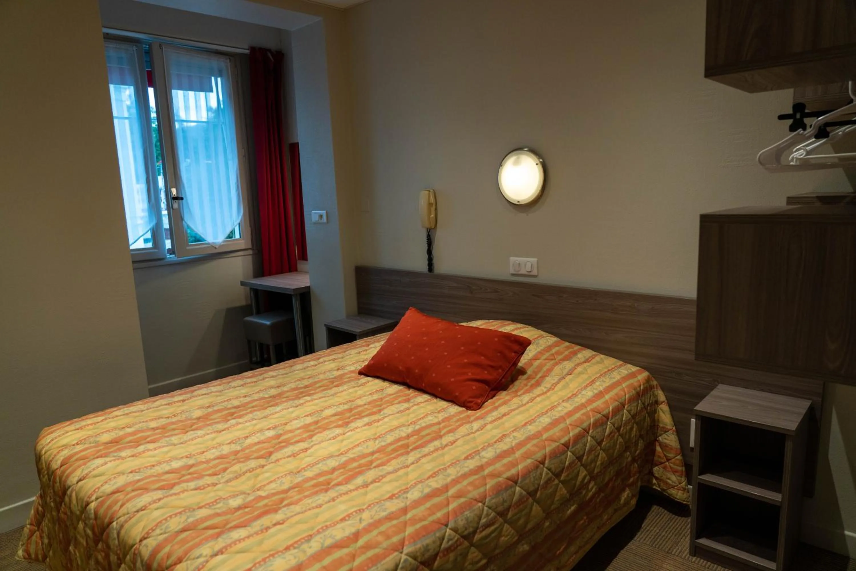 Bed in Au Primerose Hôtel