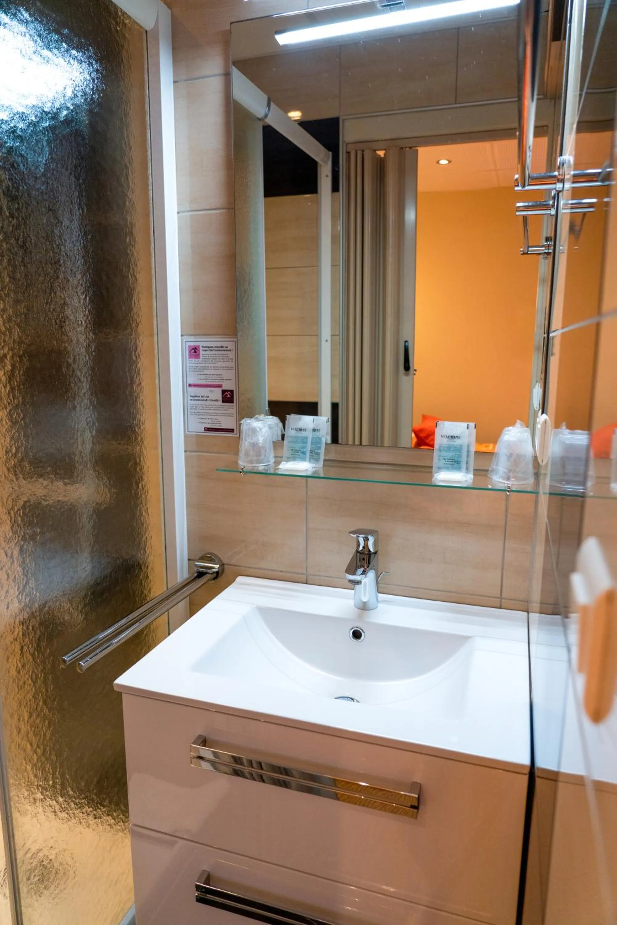 Bathroom in Au Primerose Hôtel
