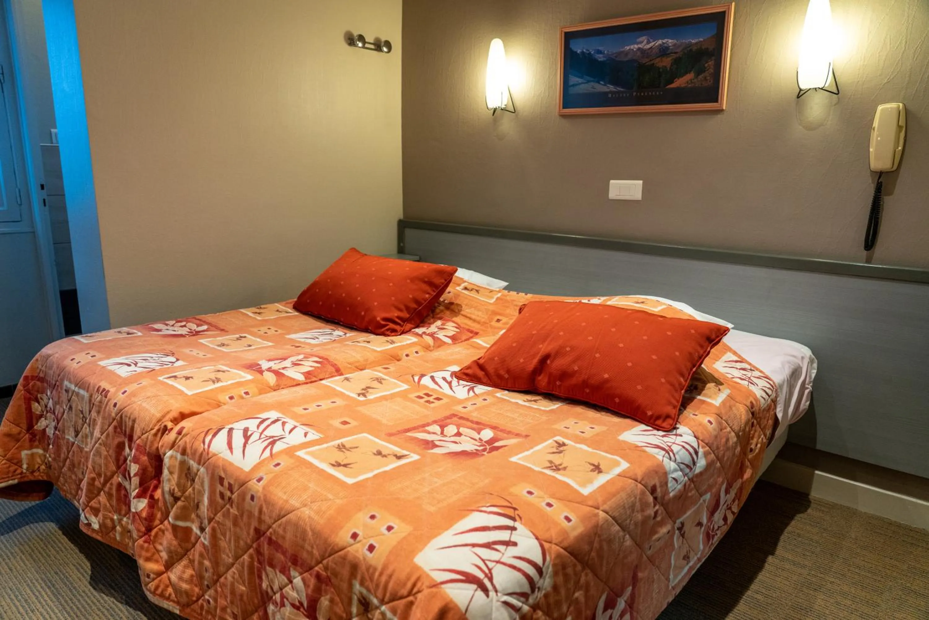 Bed in Au Primerose Hôtel