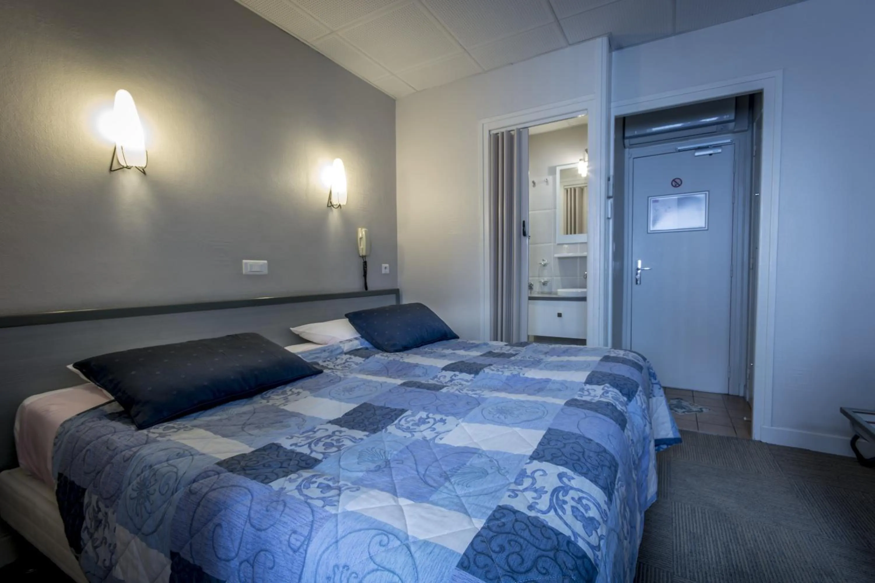 Bed in Au Primerose Hôtel