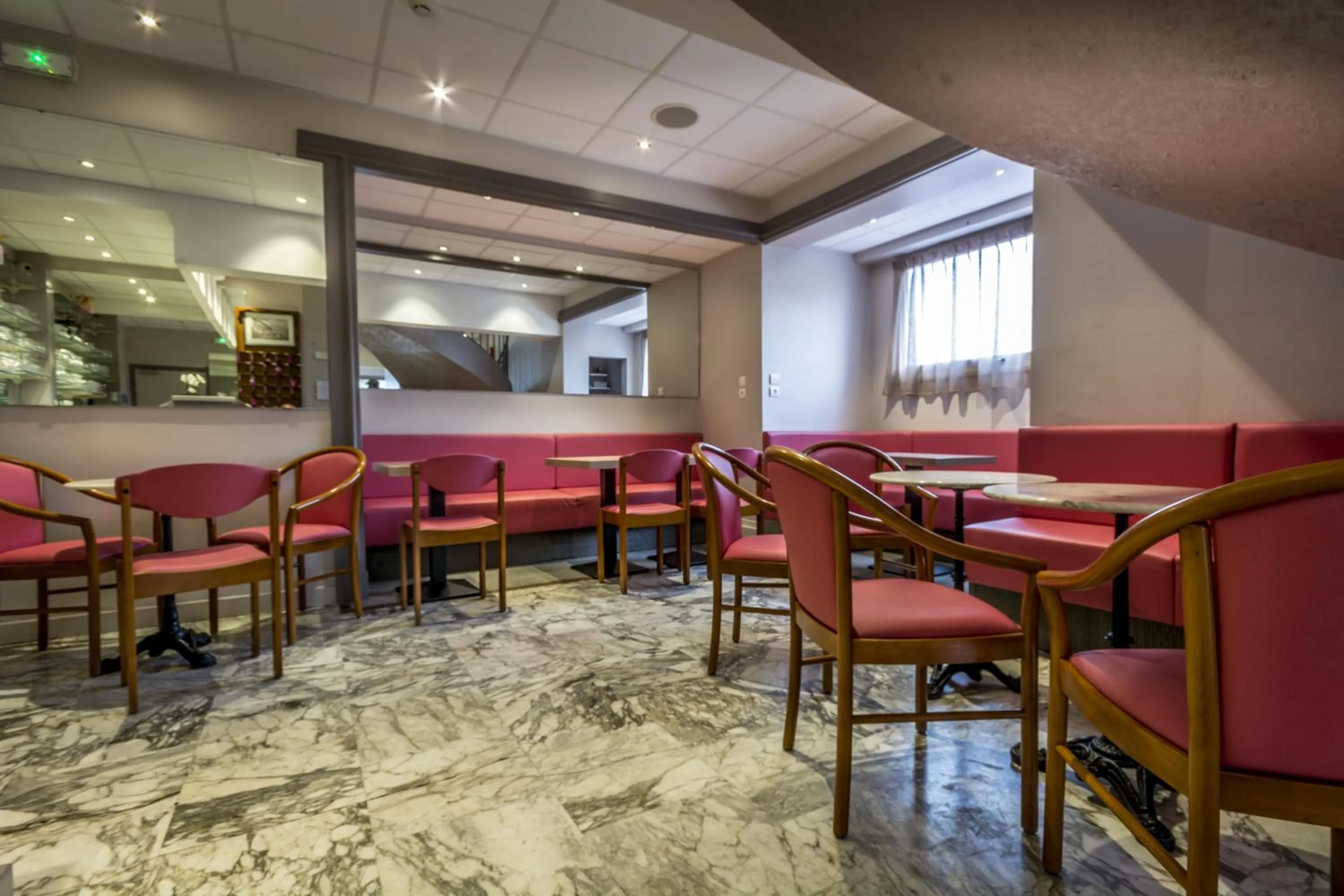 Lounge or bar in Au Primerose Hôtel