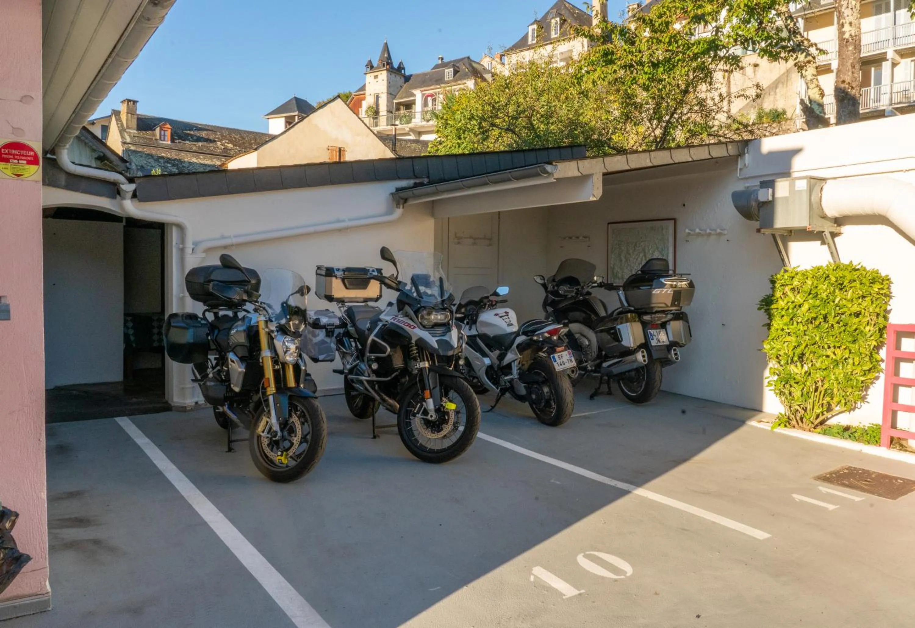 Parking in Au Primerose Hôtel