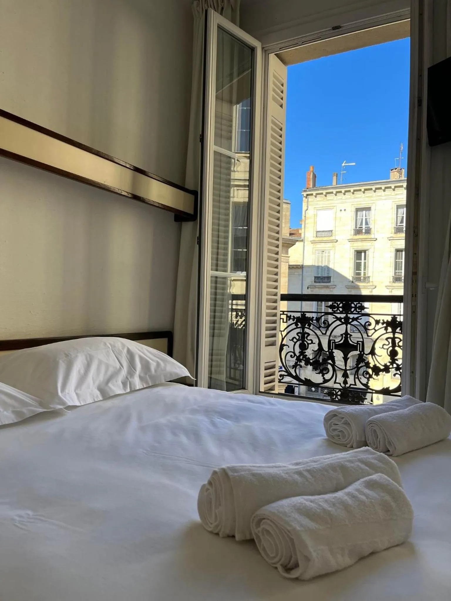 Bed in Hotel Des Grands Hommes - Bordeaux Centre