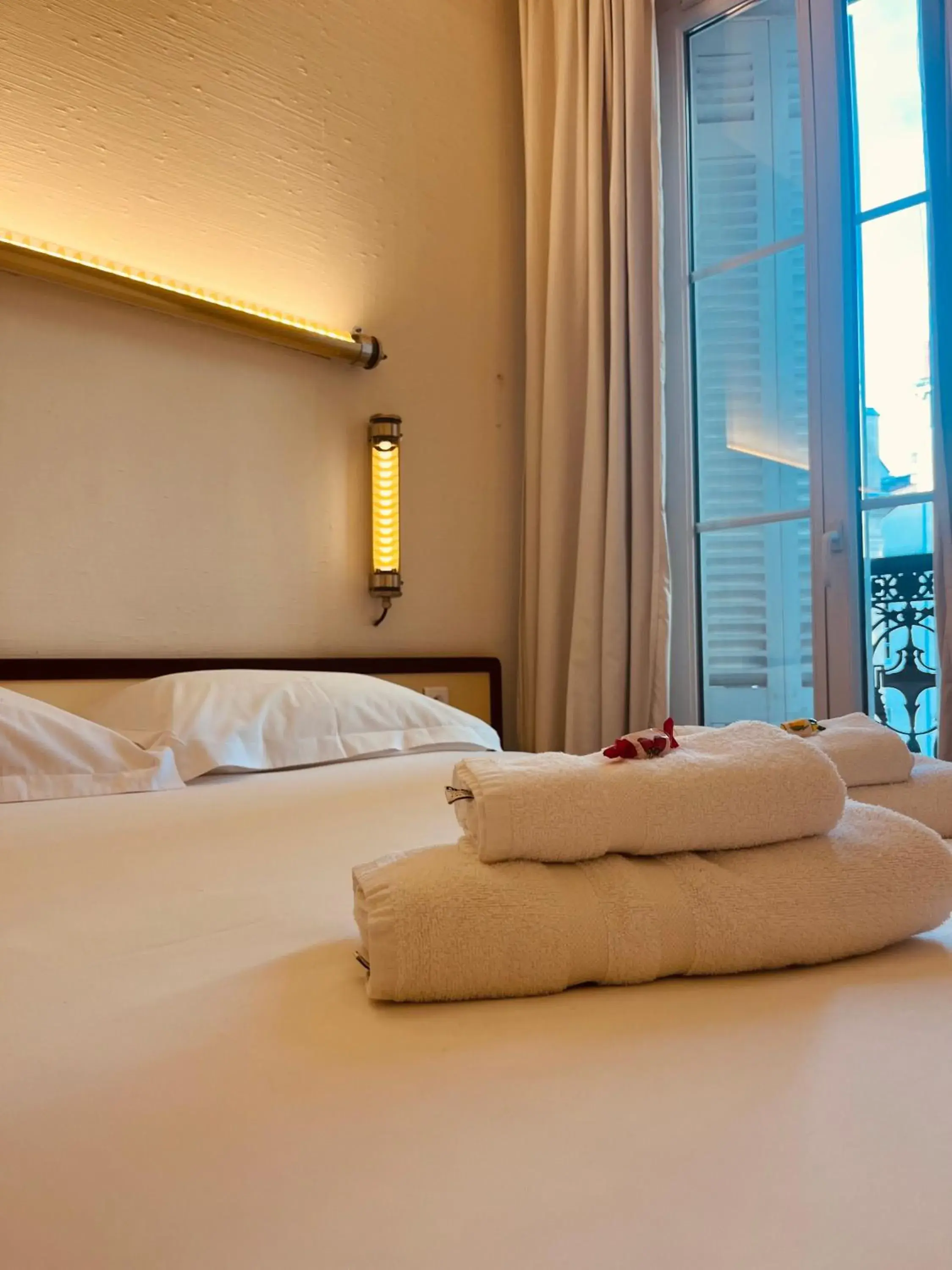 Double Room in Hotel Des Grands Hommes - Bordeaux Centre Double Room in Hotel Des Grands Hommes - Bordeaux Centre