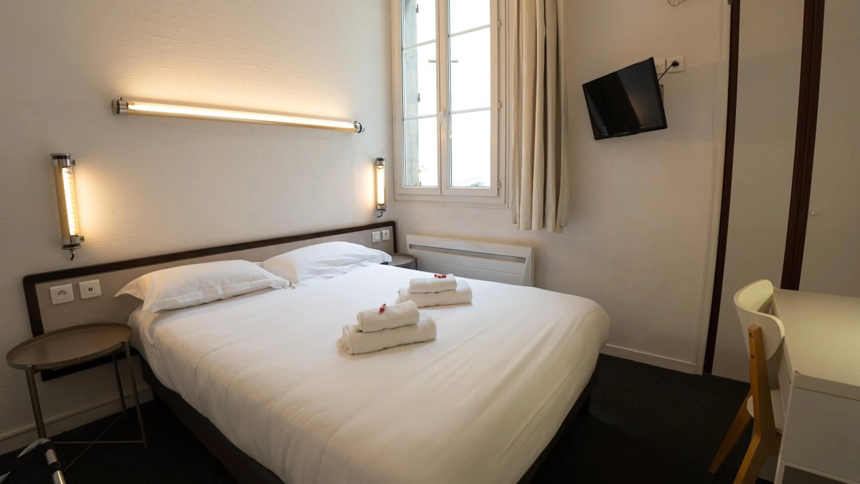 Bed in Hotel Des Grands Hommes - Bordeaux Centre