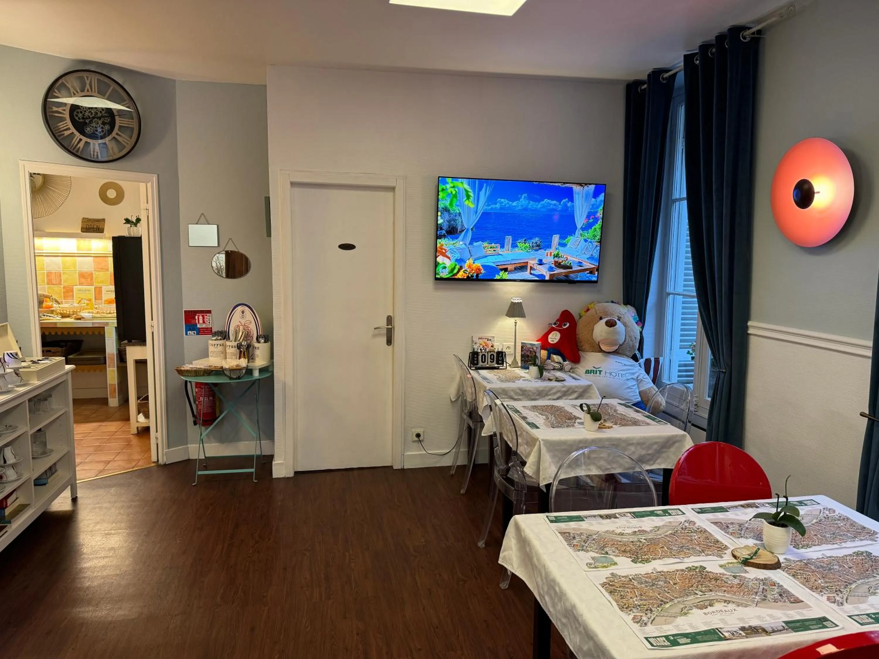 Bed in Hotel Des Grands Hommes - Bordeaux Centre