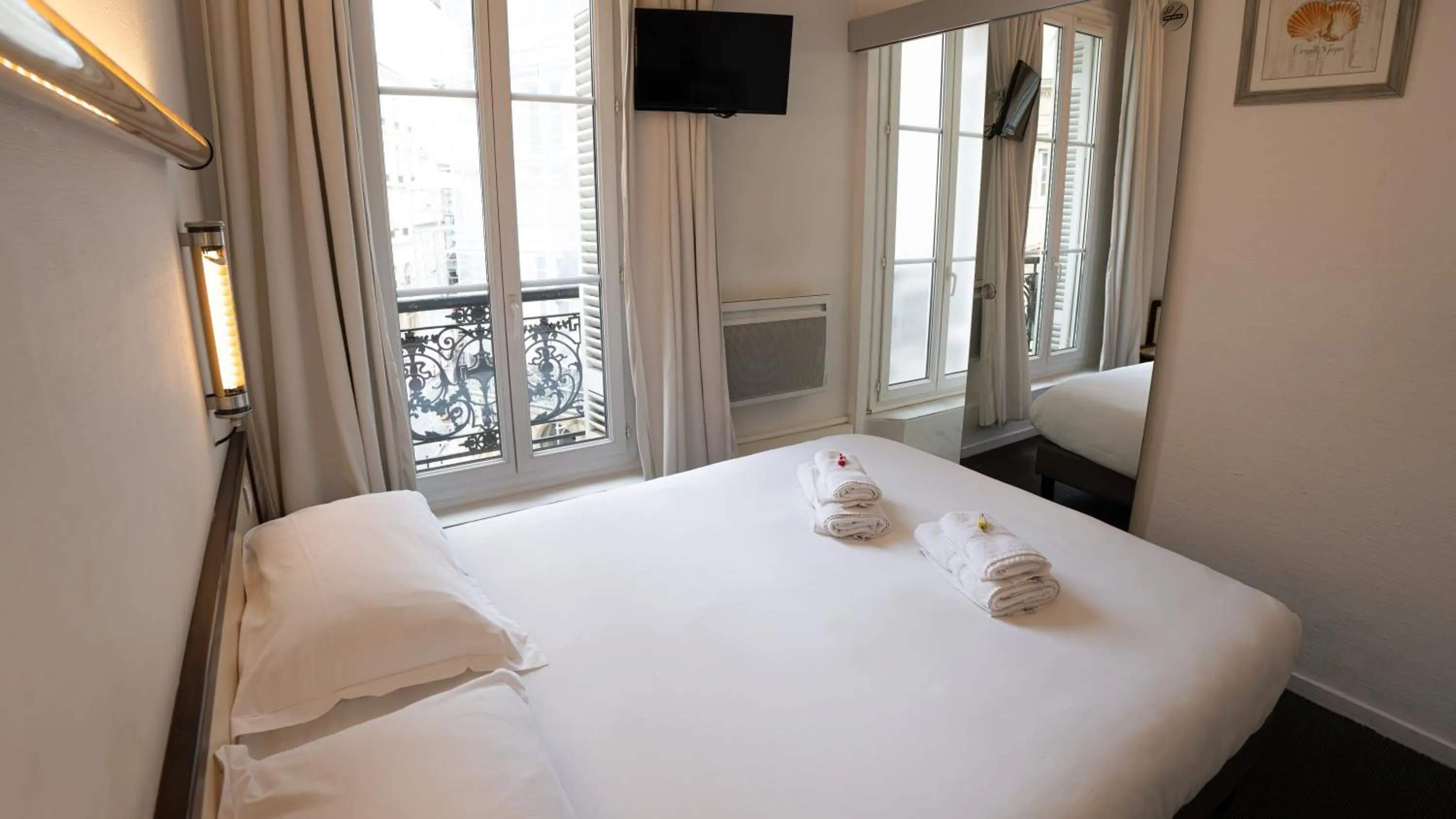 Bed in Hotel Des Grands Hommes - Bordeaux Centre