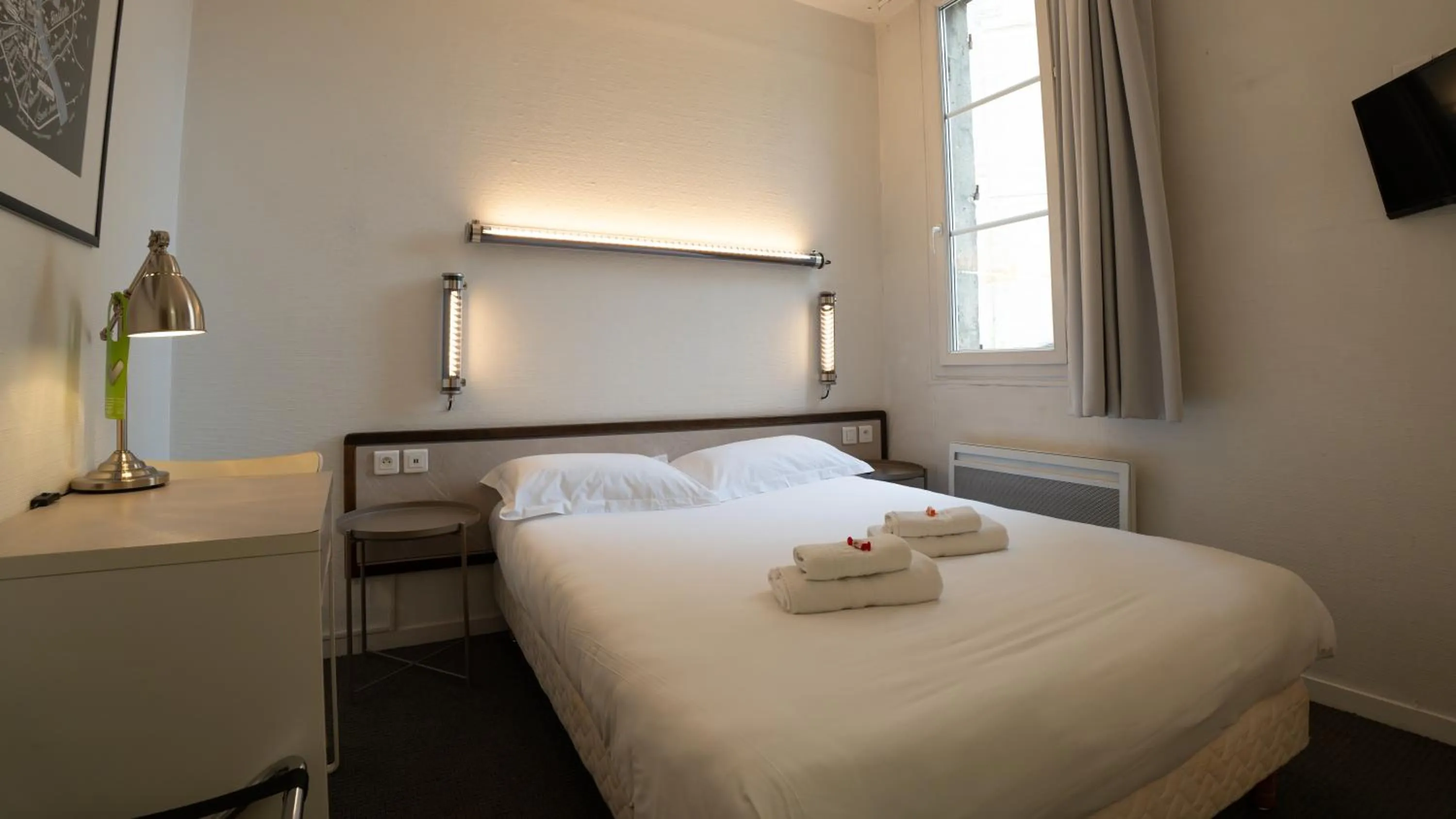 Bed in Hotel Des Grands Hommes - Bordeaux Centre