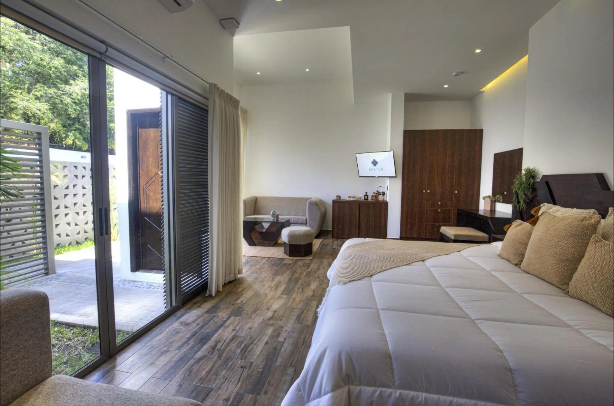 Photo of the whole room, Bed in Garten Hotel