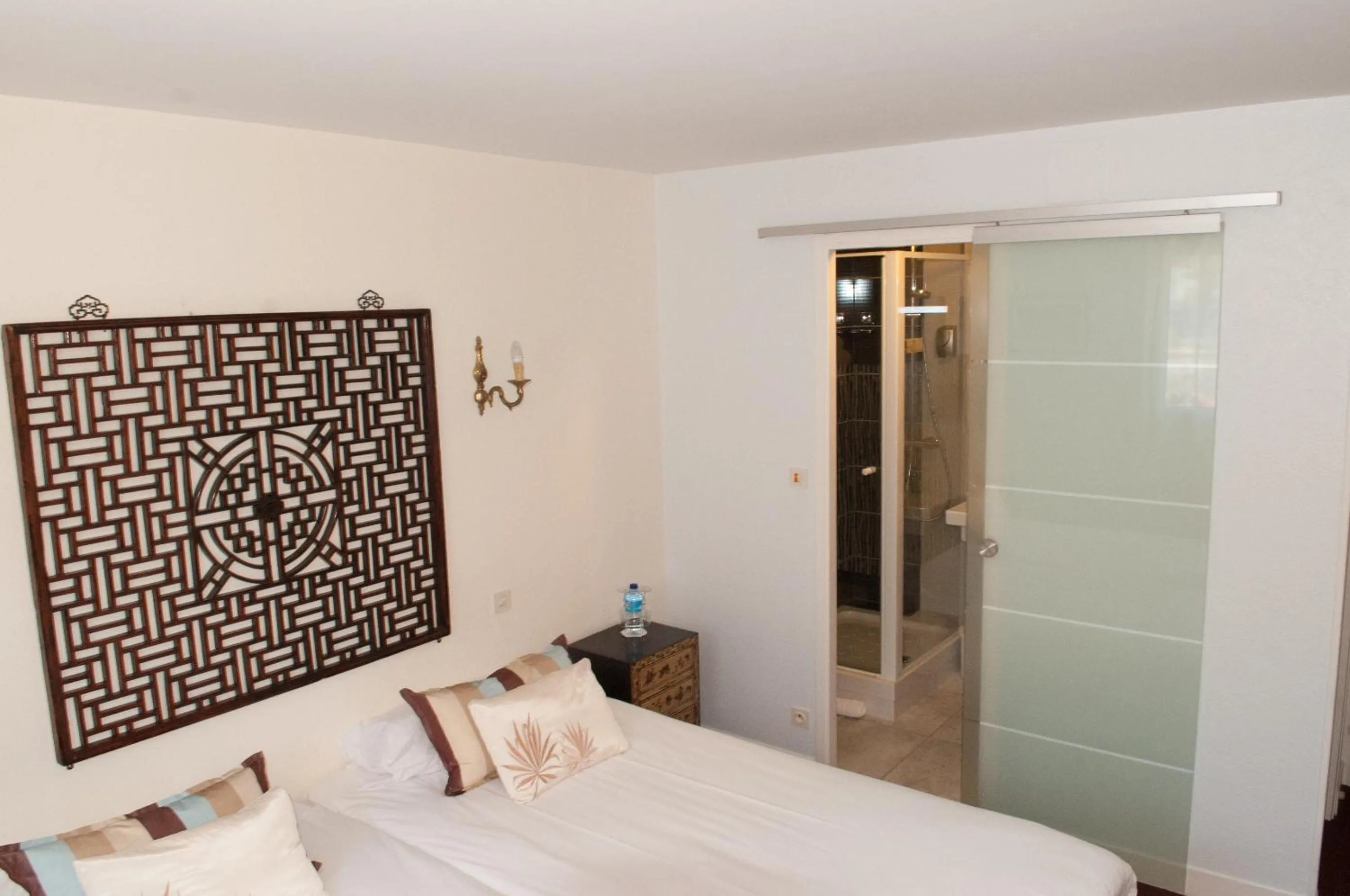 Shower, Bed in CITOTEL La Chaumière Roz-Aven