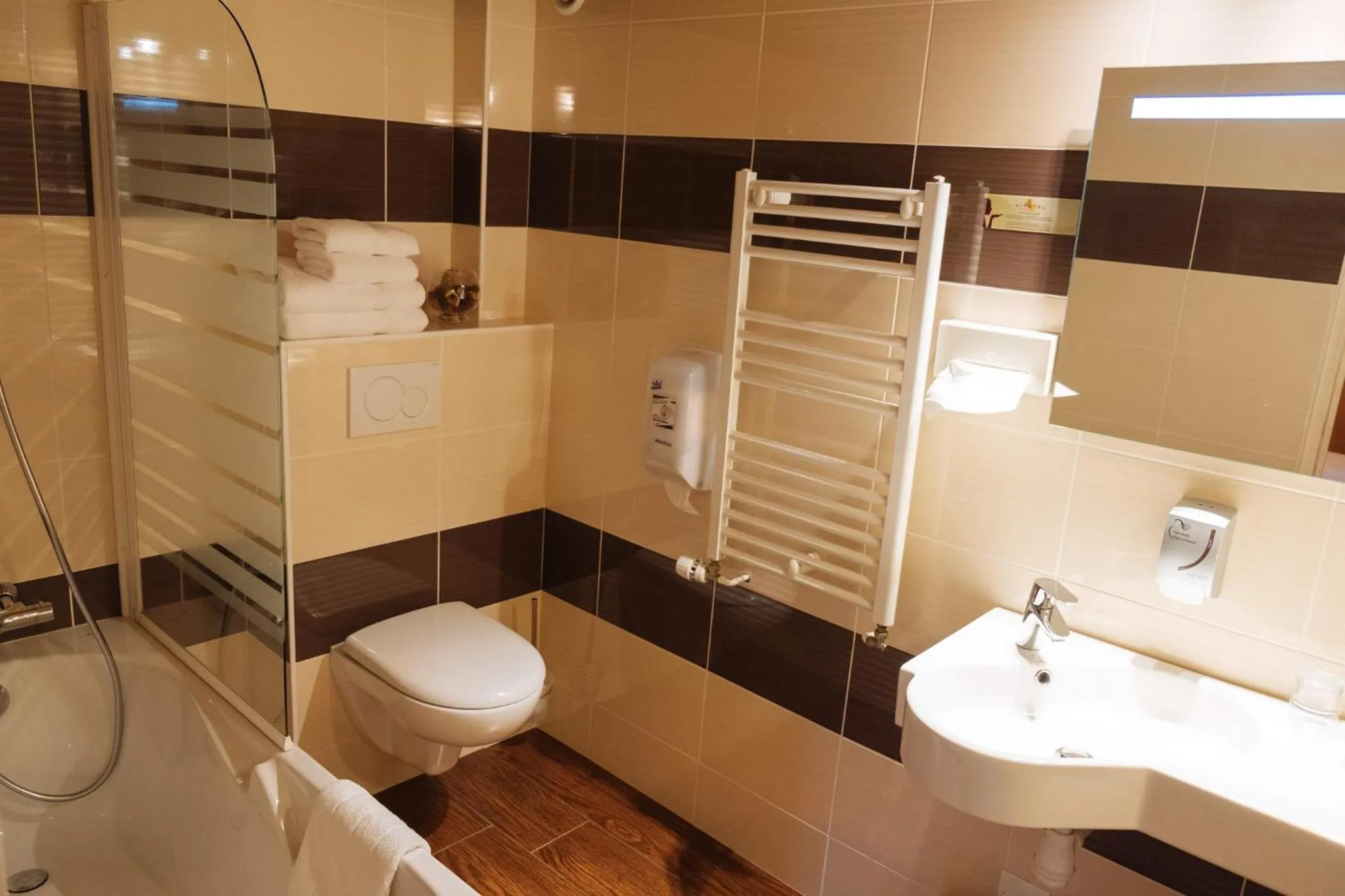 Bathroom in CITOTEL La Chaumière Roz-Aven