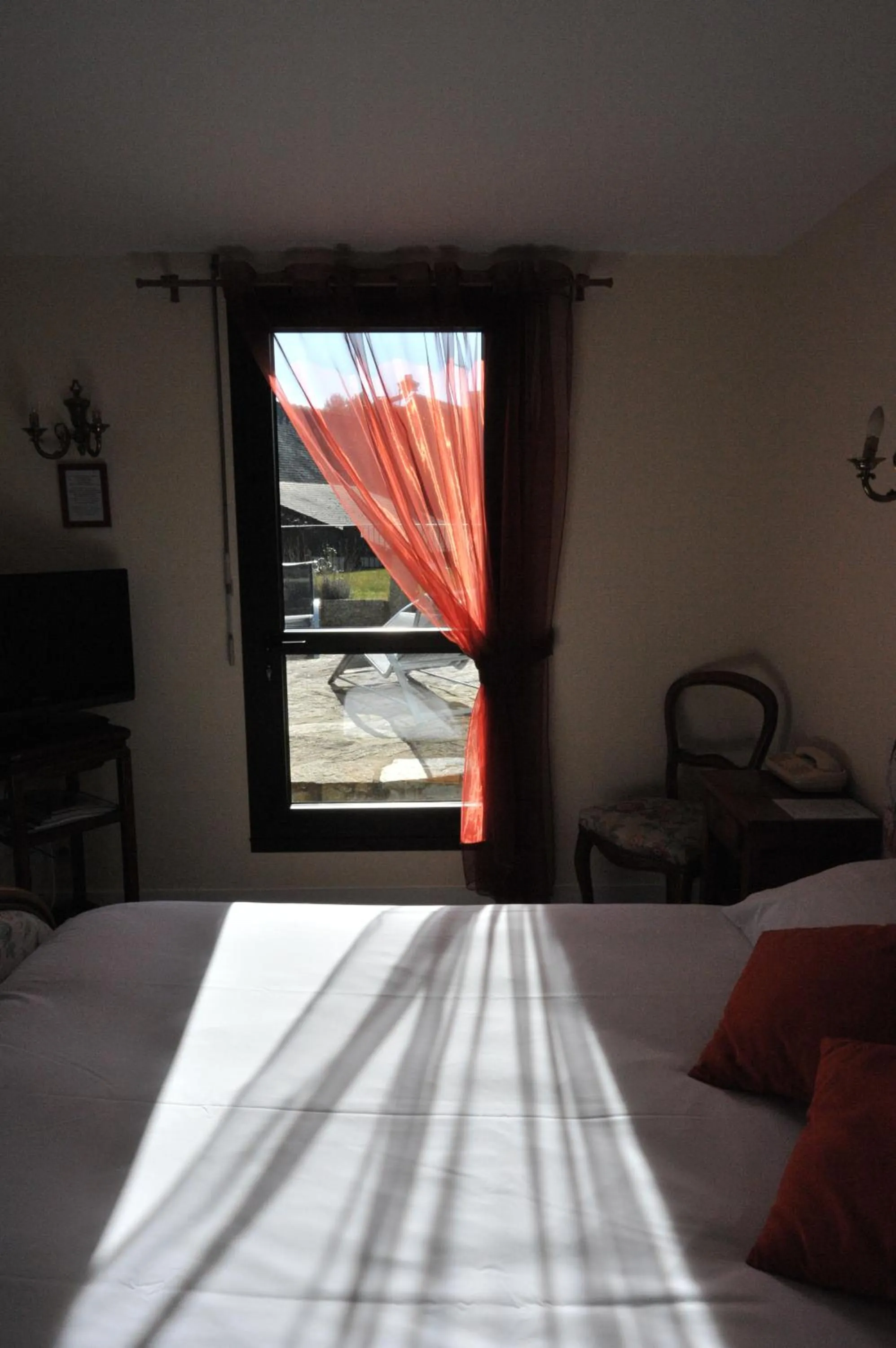 Bedroom, Bed in CITOTEL La Chaumière Roz-Aven