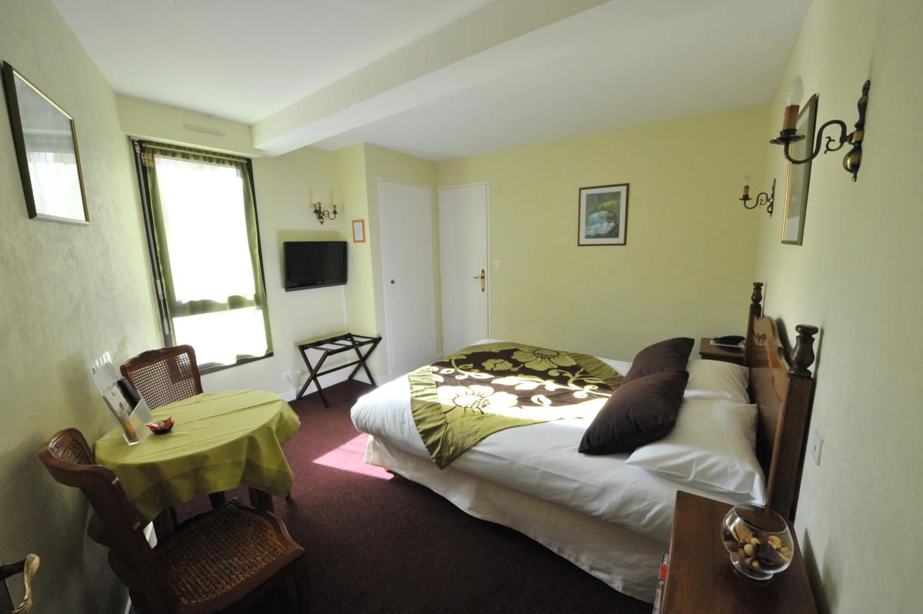 Photo of the whole room, Bed in CITOTEL La Chaumière Roz-Aven