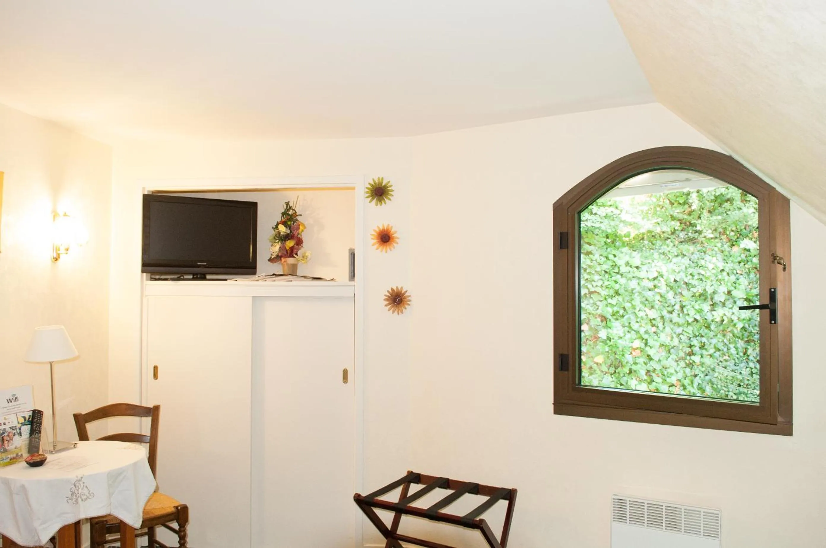 TV and multimedia in CITOTEL La Chaumière Roz-Aven