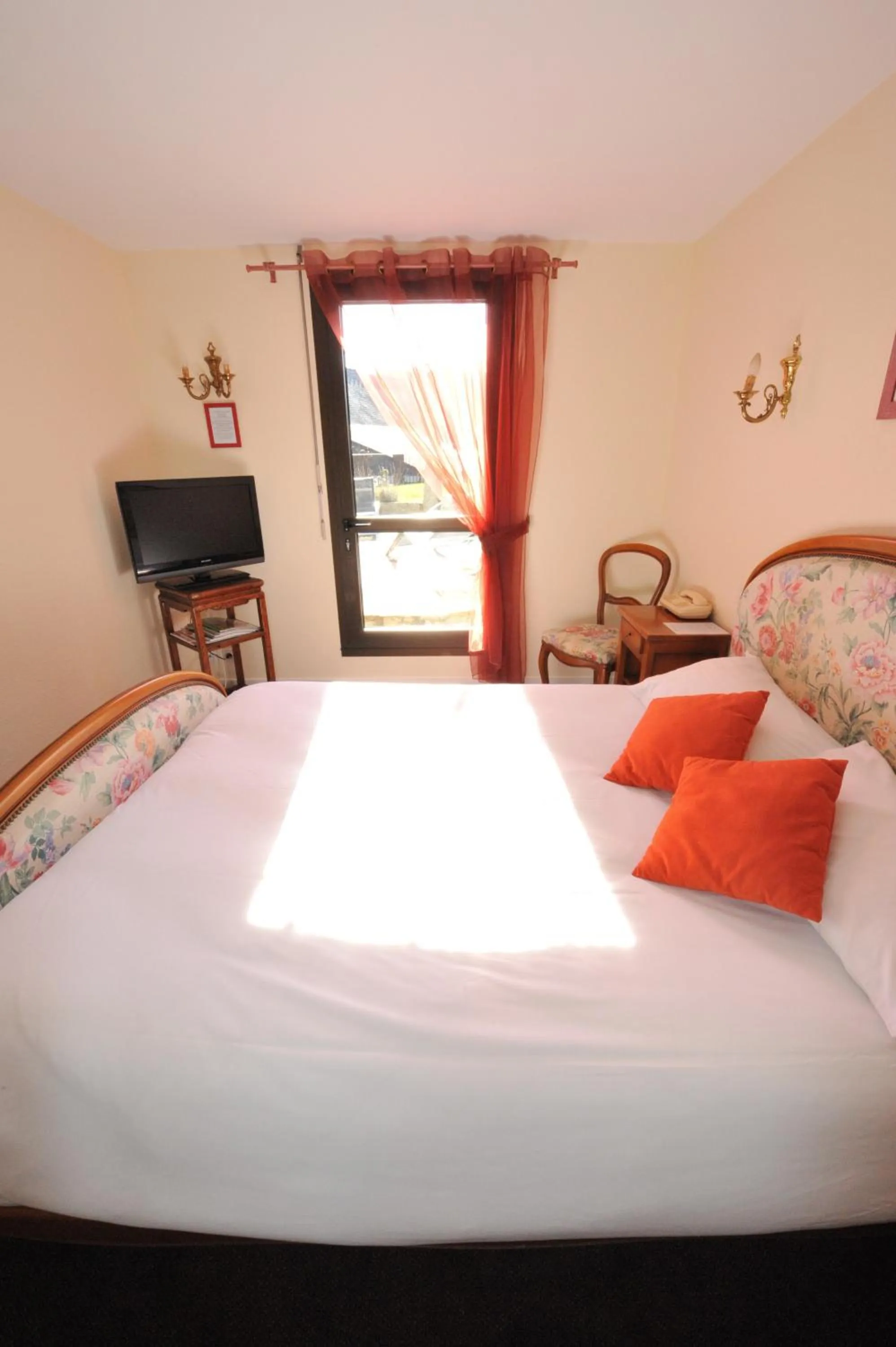 Bedroom, Bed in CITOTEL La Chaumière Roz-Aven