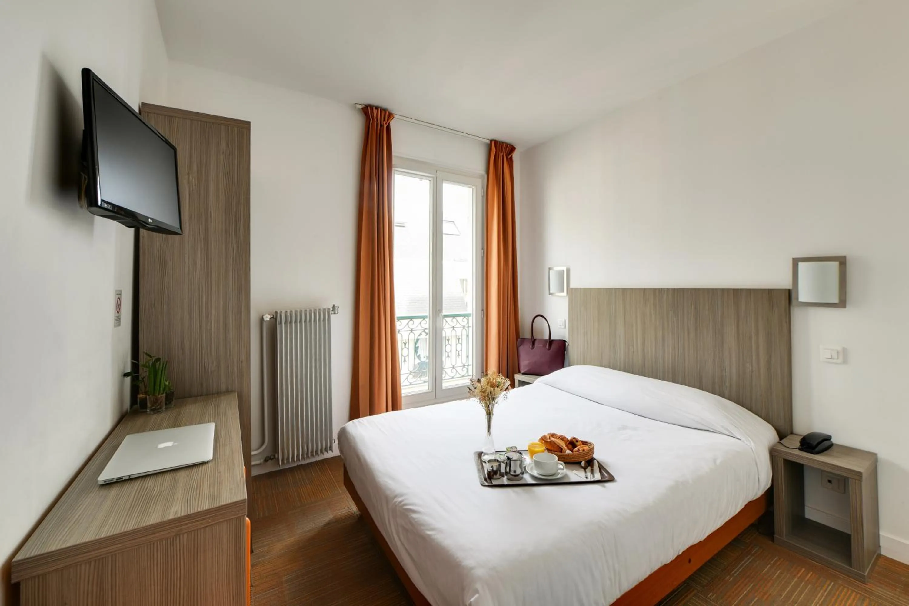 Coffee/tea facilities, Bed in Louisa Hotel Paris