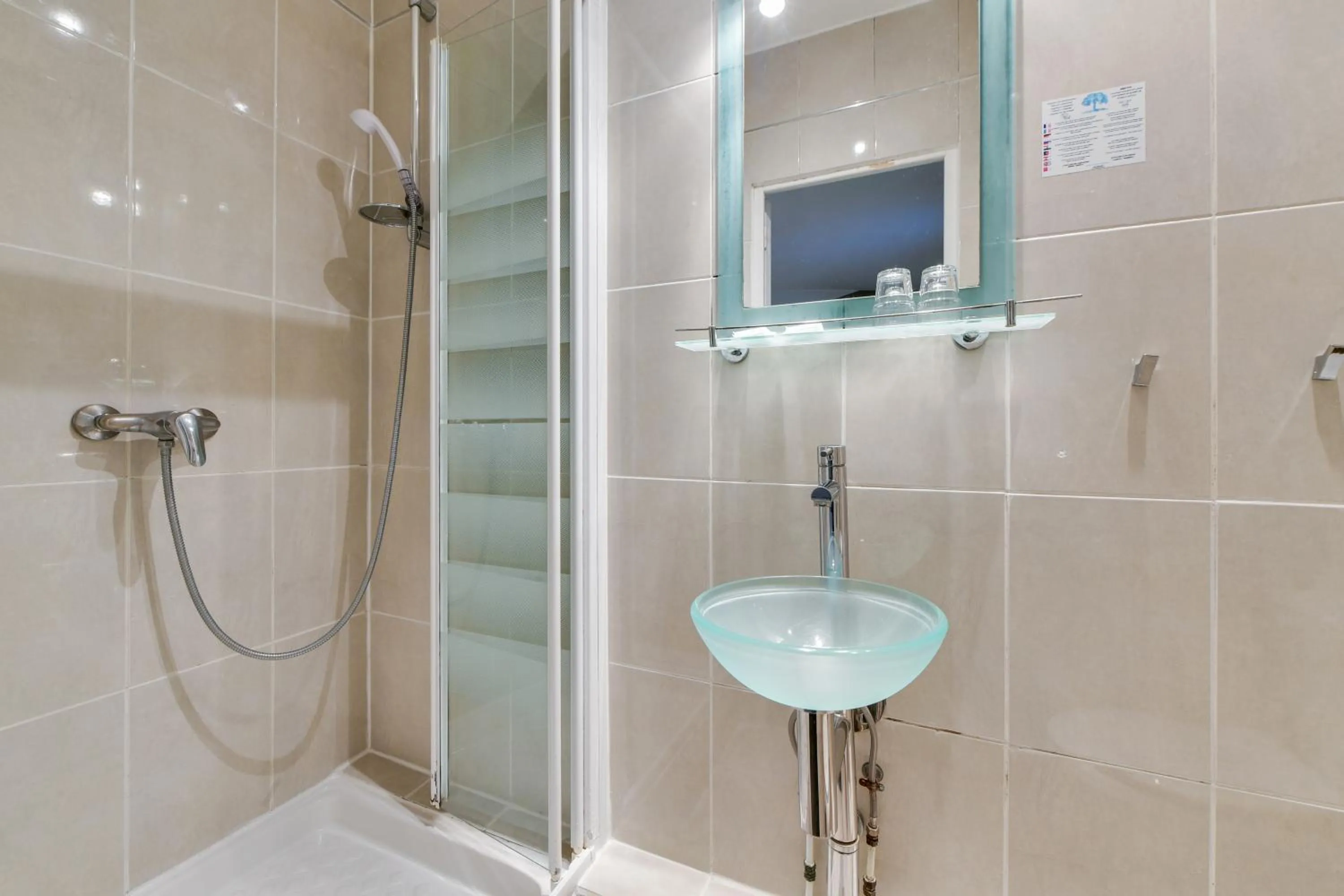 Shower in Louisa Hotel Paris