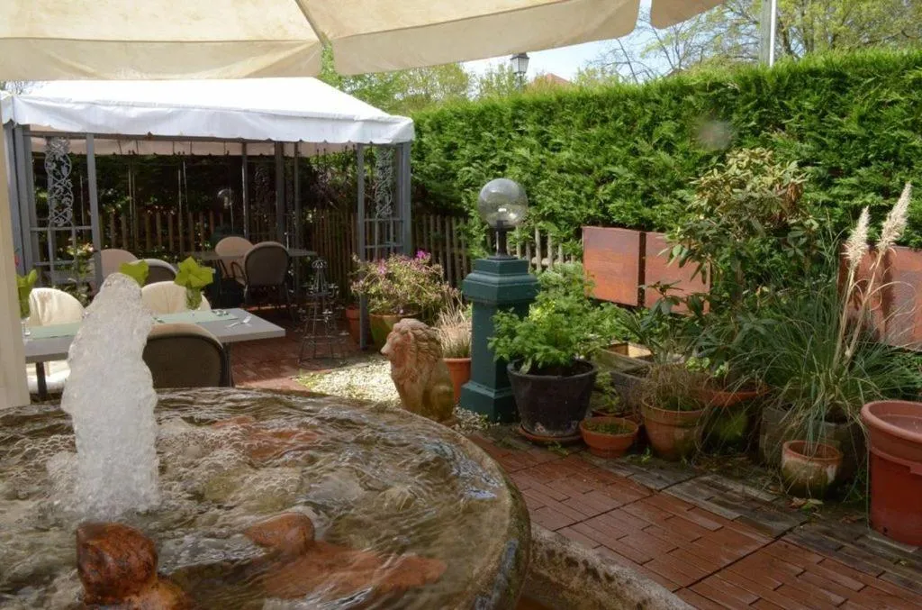 Restaurant/places to eat in Hotel Restaurant Kutchi