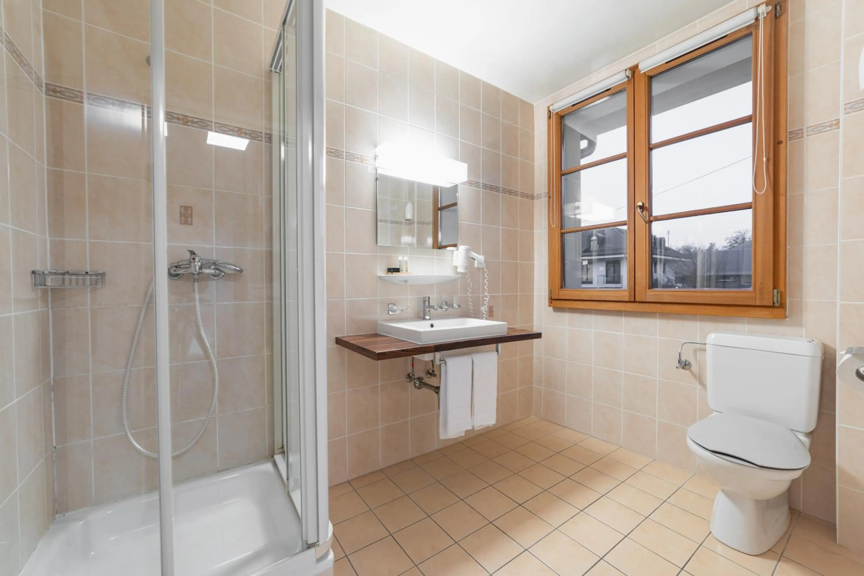 Shower in Hotel Restaurant Kutchi