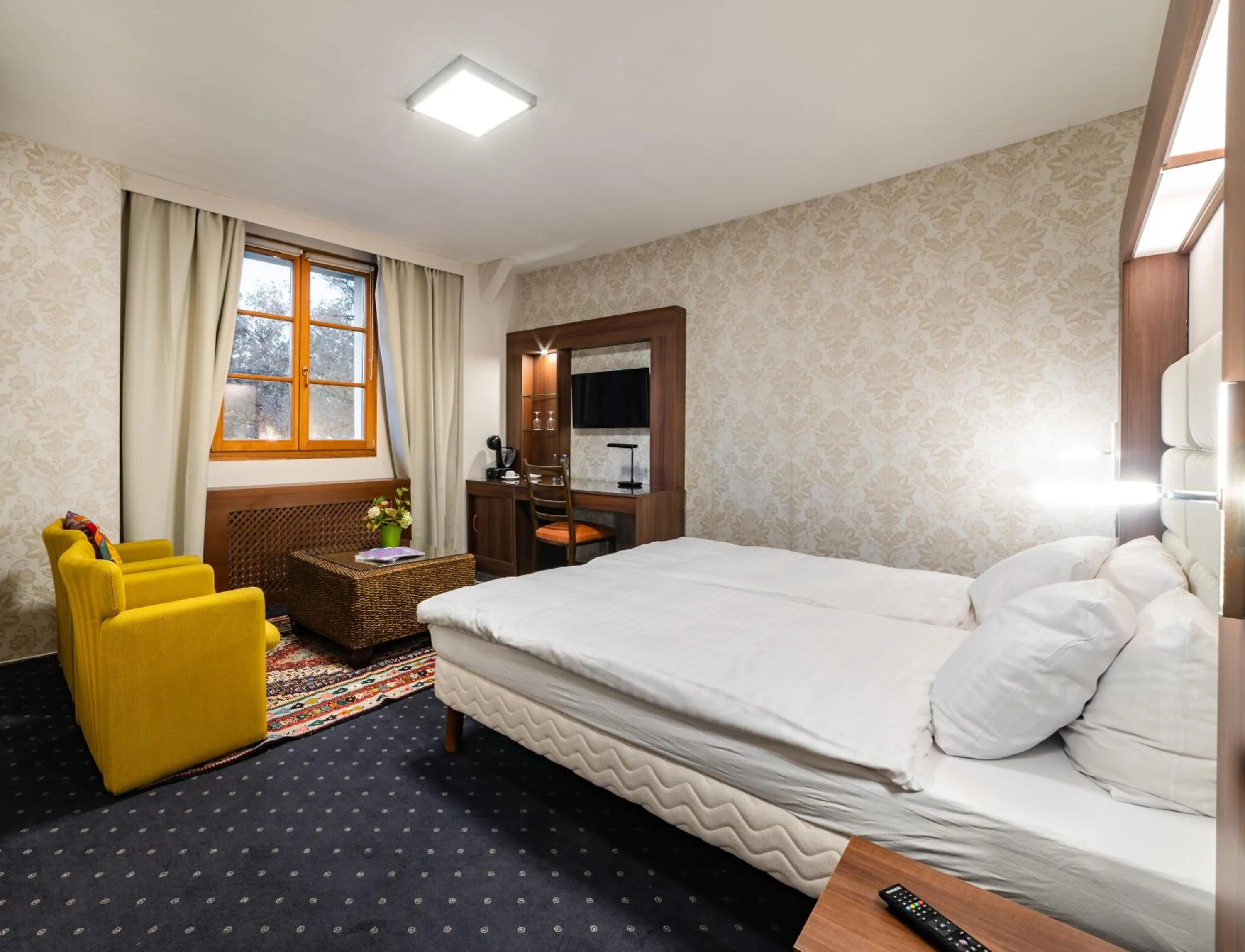 Bed in Hotel Restaurant Kutchi