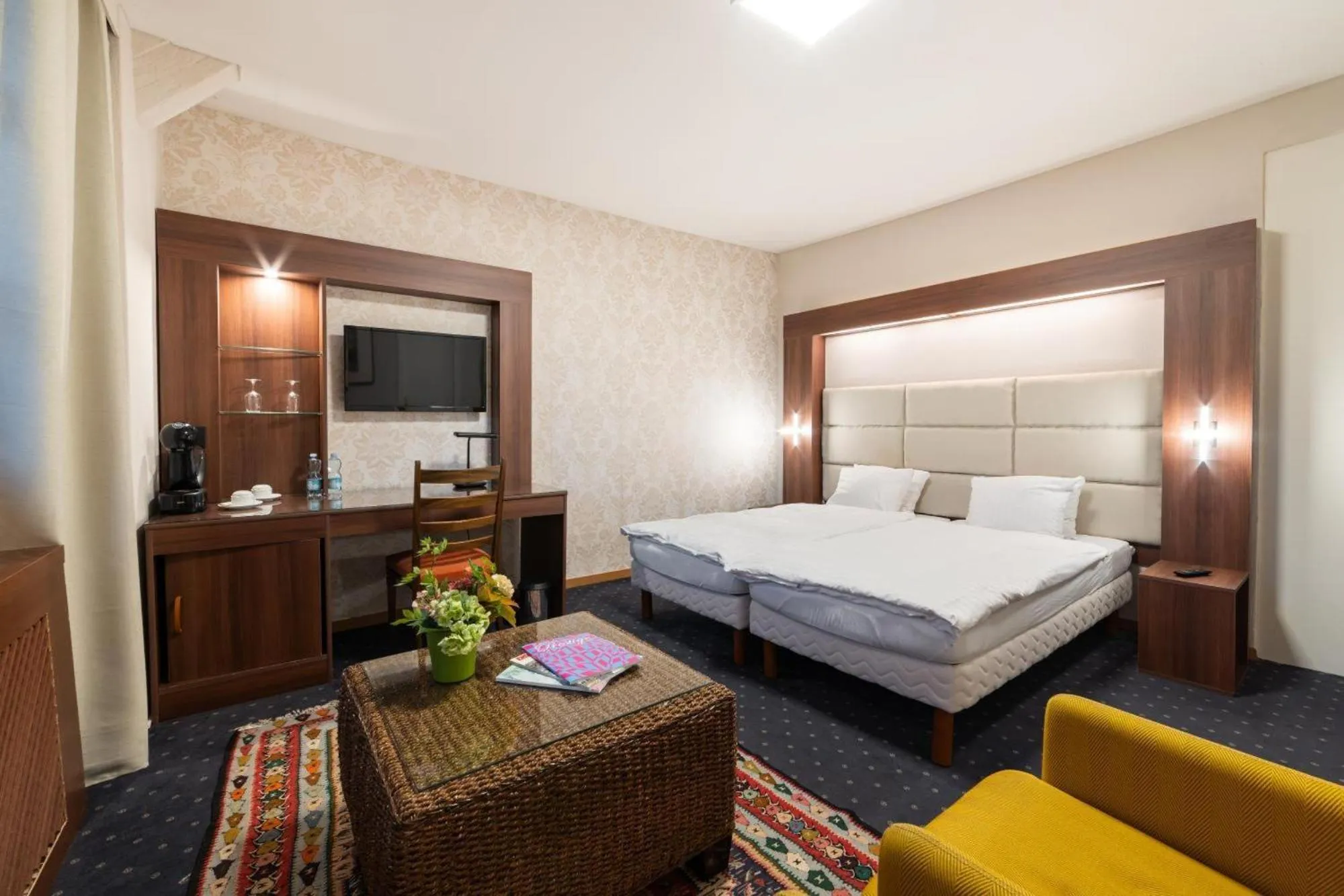 Bed in Hotel Restaurant Kutchi