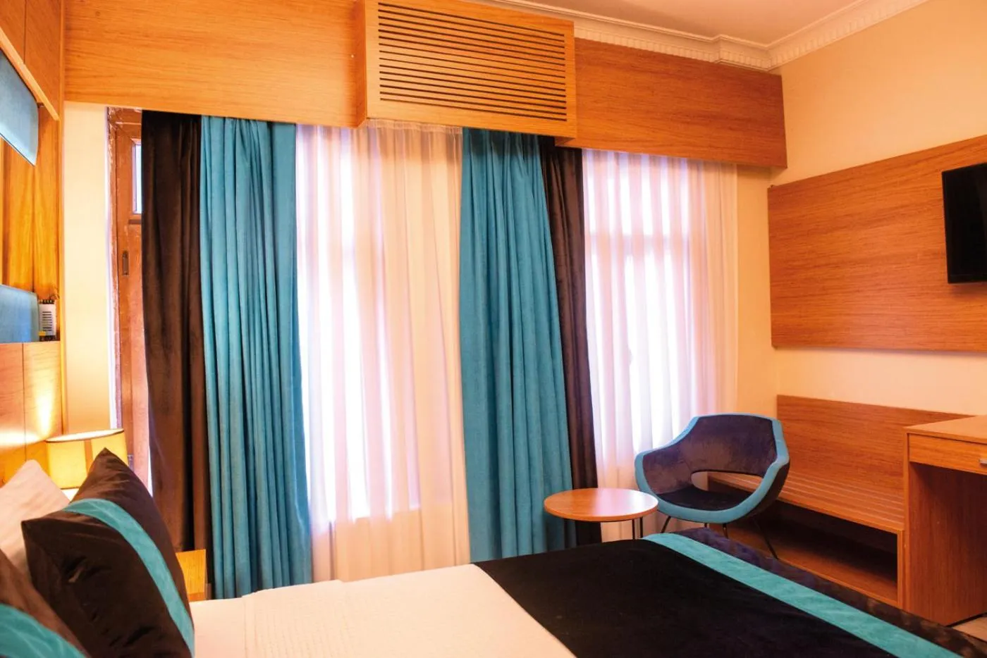 Communal lounge/ TV room in KARAMANS SİRKECİ SUİTES HOTEL