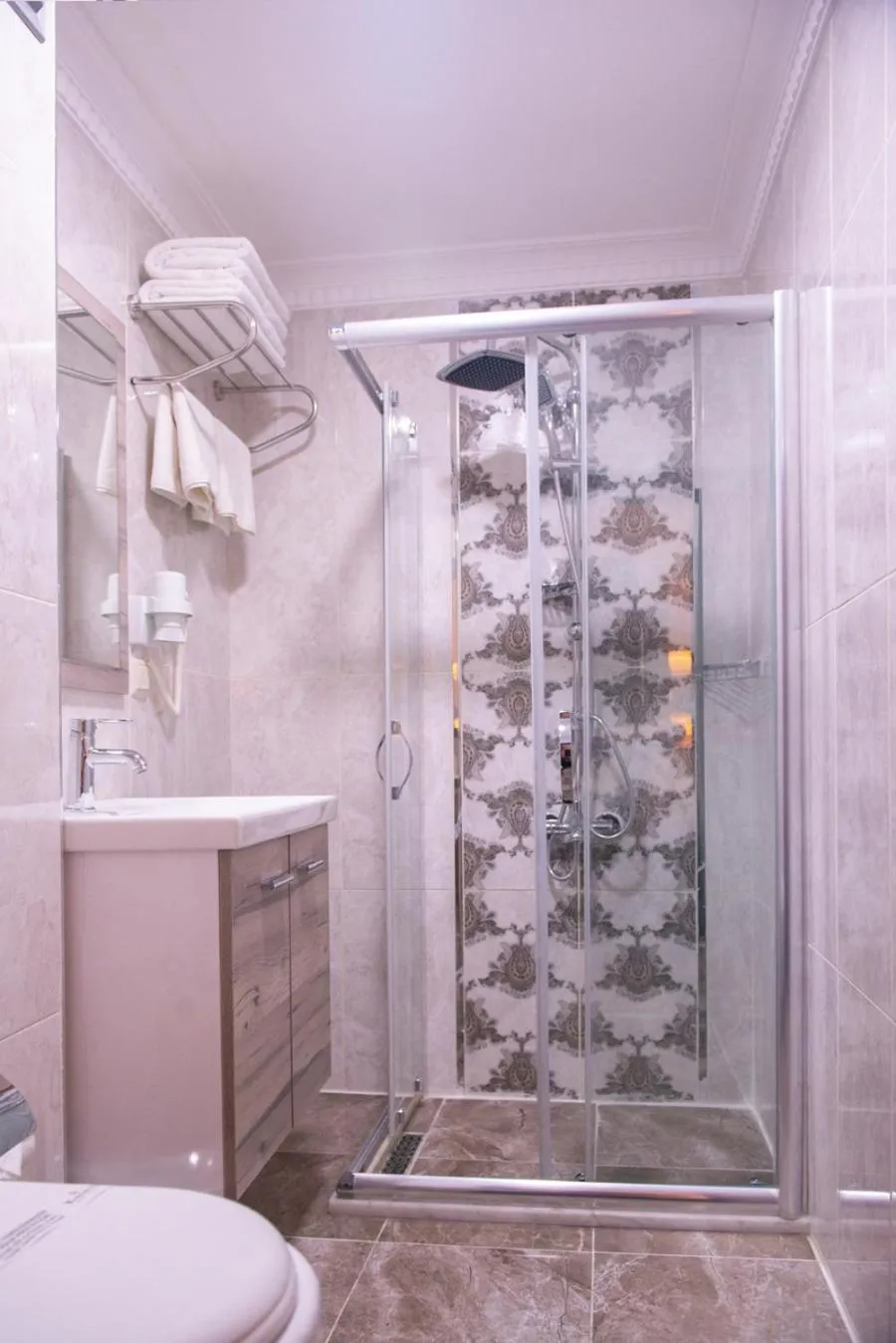 Toilet in KARAMANS SİRKECİ SUİTES HOTEL