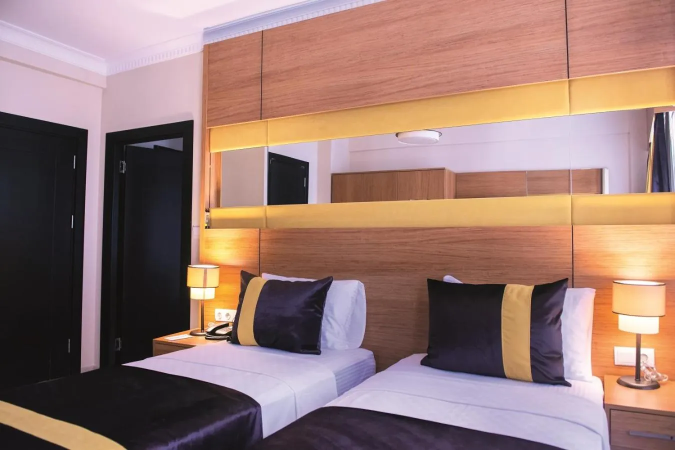 Bed in KARAMANS SİRKECİ SUİTES HOTEL