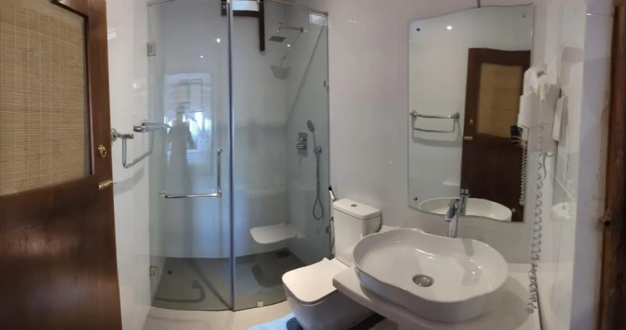 Shower in Suriya Arana