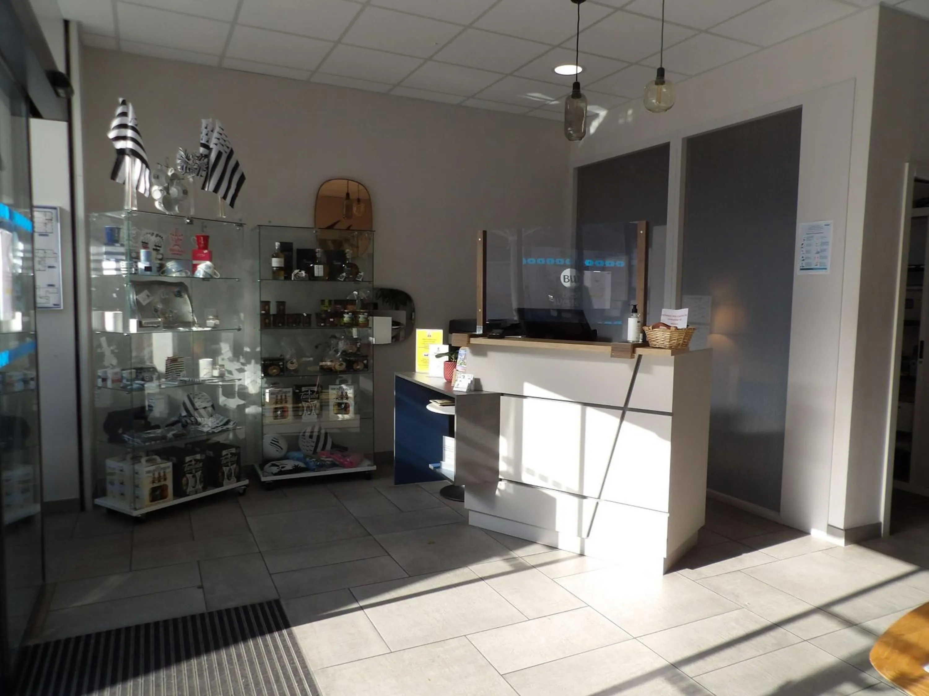 Lobby or reception in Best Western Le Duguesclin Hôtel-Restaurant