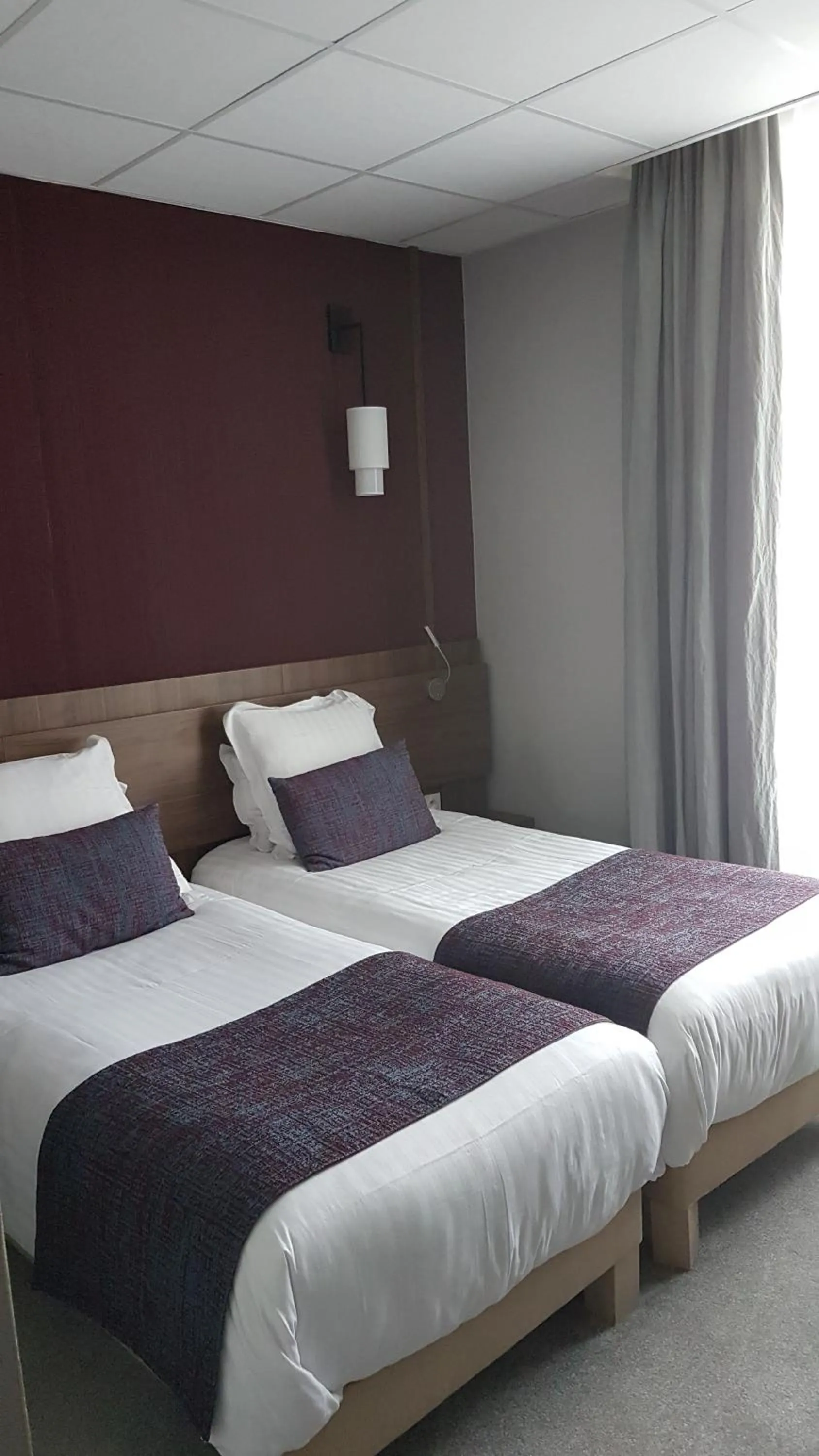 Bed in Best Western Le Duguesclin Hôtel-Restaurant