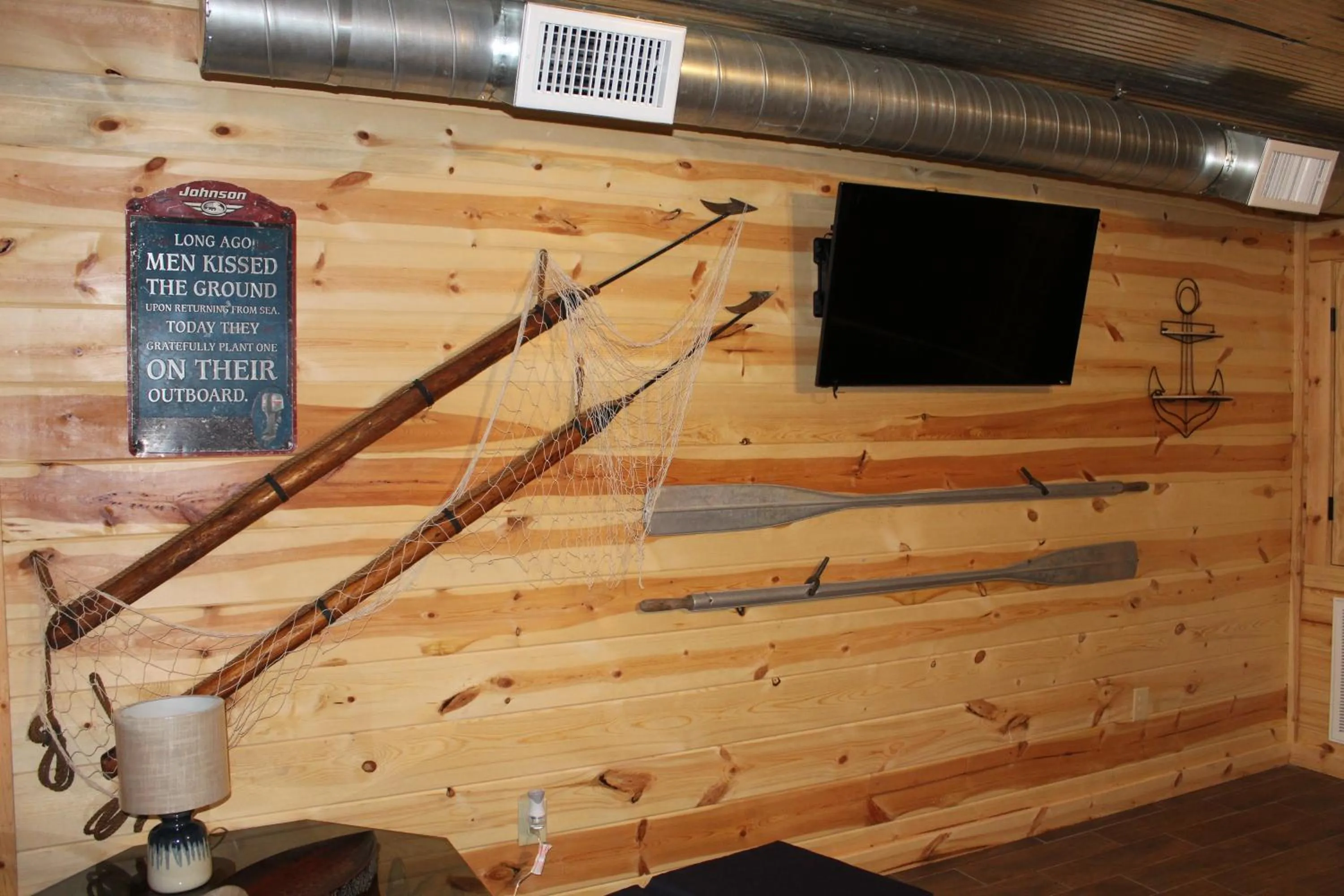 TV and multimedia in Samantha's Timber Inn