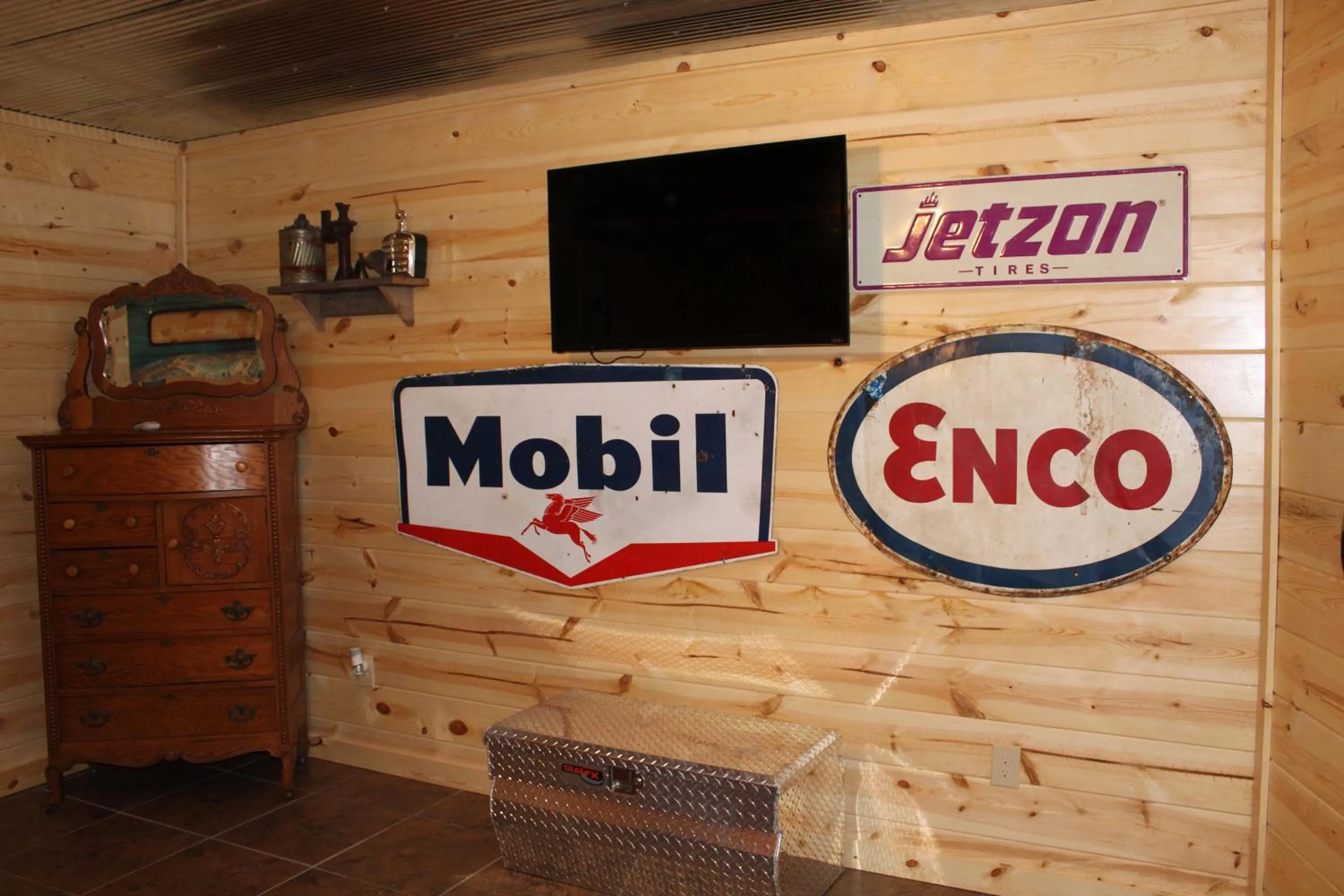 Samantha's Timber Inn