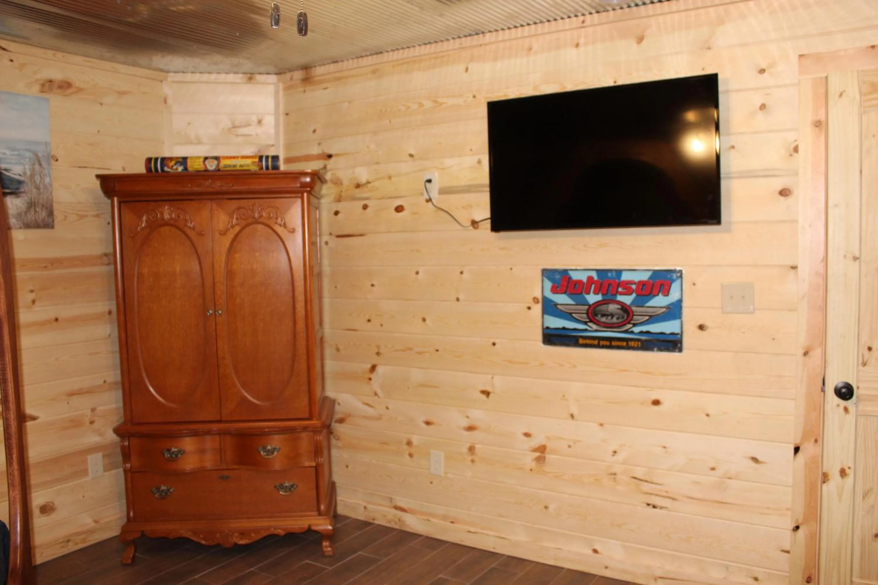 TV and multimedia in Samantha's Timber Inn