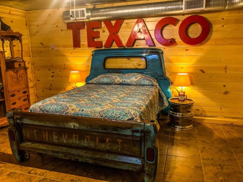 Samantha's Timber Inn