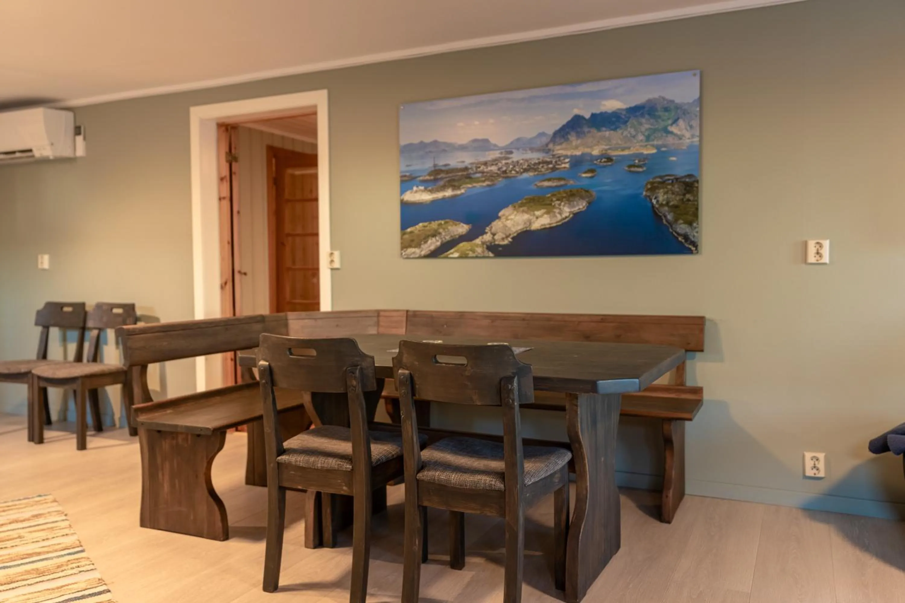 Dining area in Henningsvær Rorbuer