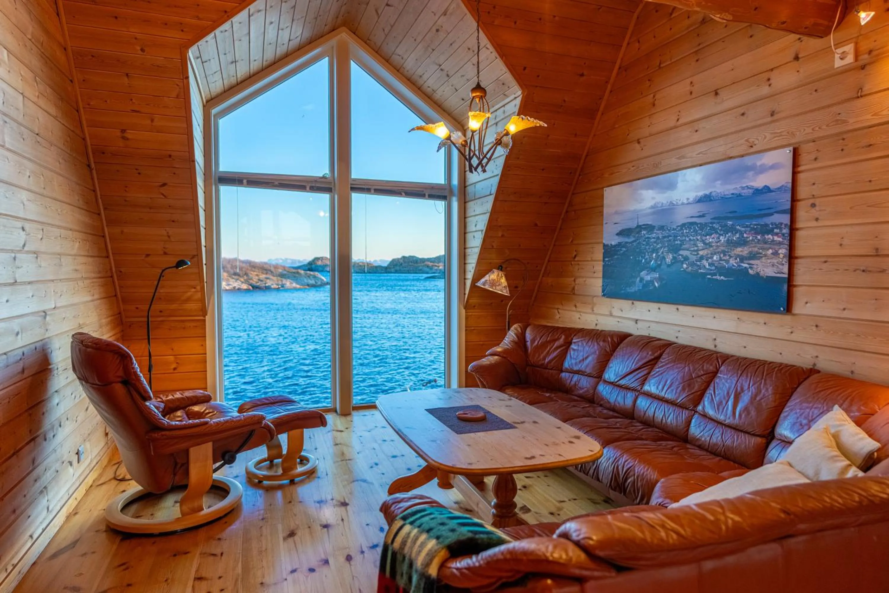 Living room in Henningsvær Rorbuer