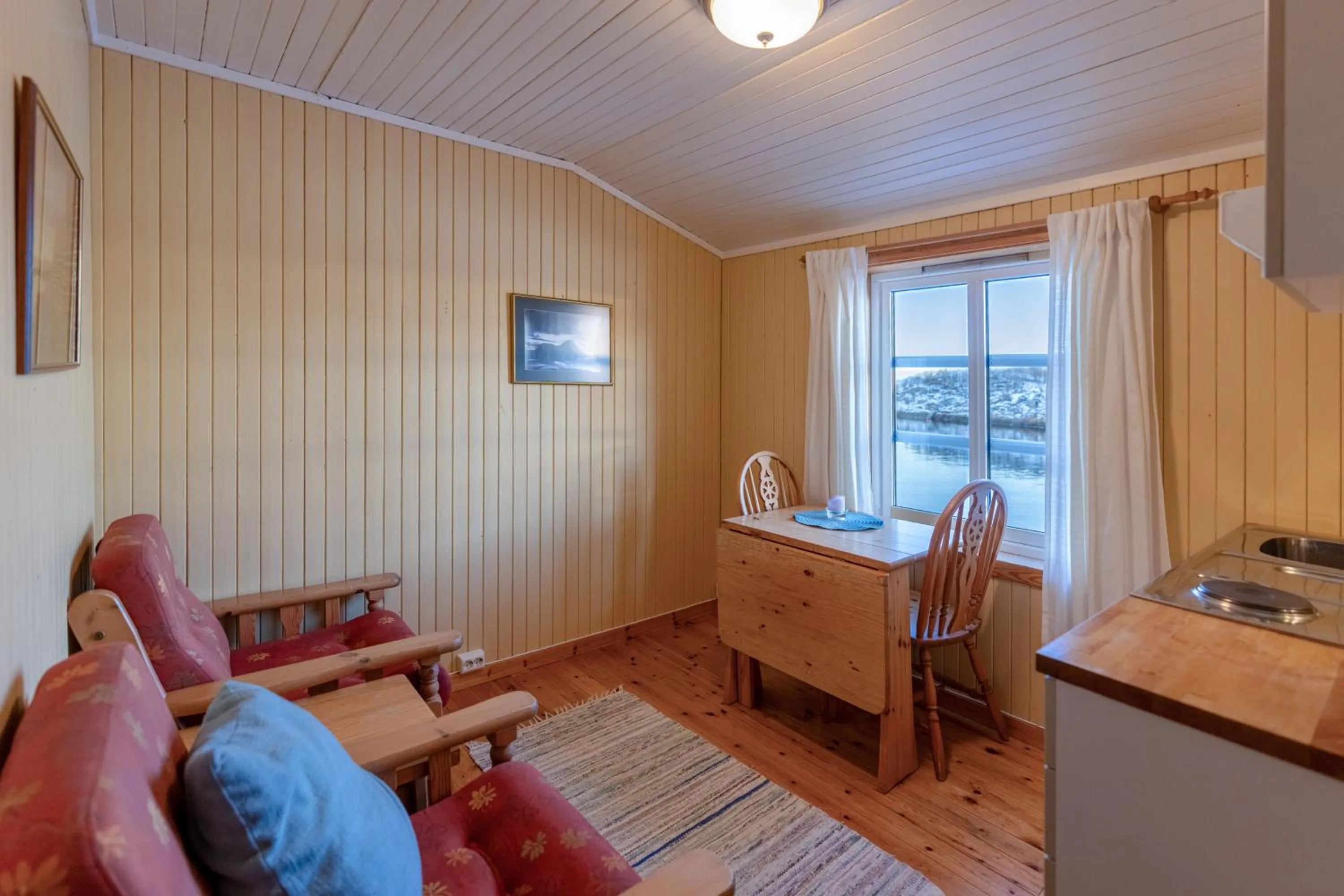 Dining area in Henningsvær Rorbuer